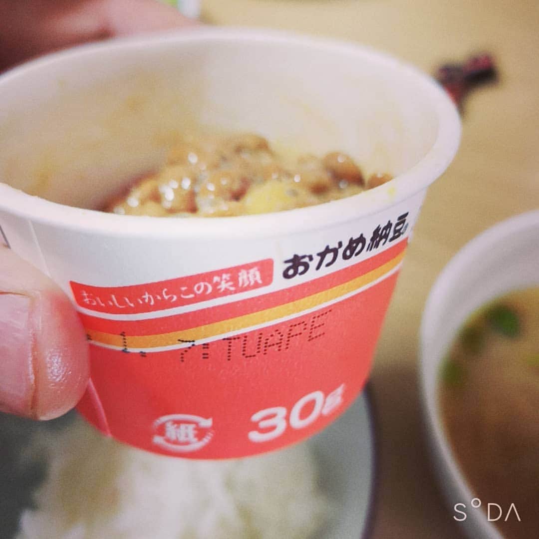 松本隆博のインスタグラム：「。 久々おかんに会いに来た。 飯でも喰ってから帰ろうと。 すると出てきた納豆が……  おかん！ これ賞味期限ヤバないか？ ｢いつなん？｣ 7日！やぞ( °◊° ) ｢今日は何日なん？｣ 20日やで！！( ˙o˙ )  ｢なのか、と、はつか、やろ？ 似たようなもんやで｣  発音が似ていると言う ぶっ飛び理論で押し切る つもりのおかん (￣▽￣)。」