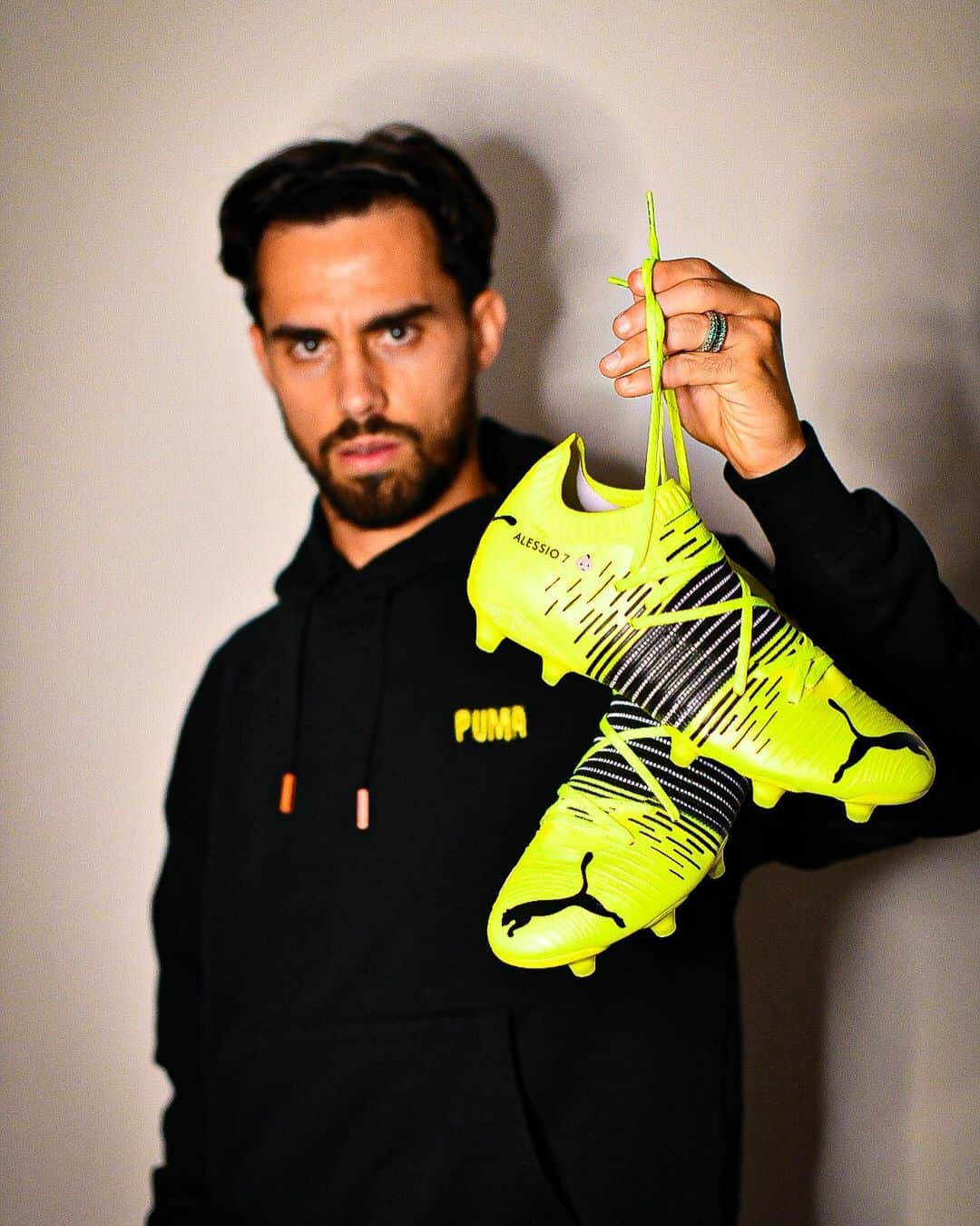 ヘスス・フェルナンデス・サエスのインスタグラム：「We here to make em craZy 🤪  @pumafootball  #PUMAFutureZ」