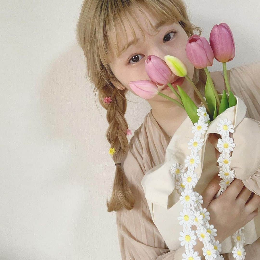 waco⭐️CHACOのインスタグラム：「マーガレットエコバック💘 ¥2500+税  取手がマーガレットでとっても可愛いバッグです。 取手部分のマーガレットは二重にして強度を上げました💪  ももたちゃんから可愛いお写真頂きました💕 @furumomo_t ありがとうございます🥰」