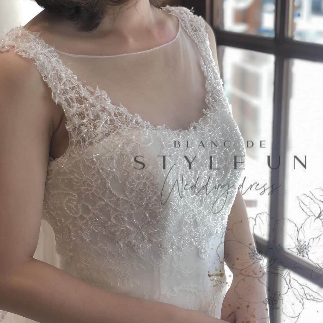 Blanc de Style un ブランドゥスティルアンさんのインスタグラム写真 - (Blanc de Style un ブランドゥスティルアンInstagram)「． dress name MIRAGE【ミラージュ】 . . 繊細な刺繍やビーディングが目を引くドレス . ゴージャスな華やかさとフェミニンな上品さをあわせ持つフェミニンな甘さと絶妙なバランスで、誰からも愛される大人スイートドレスが特徴 . . フロントはマーメイドラインでエレガントにバックスタイルは刺繍の施されたAラインで清楚な印象を楽しんでいたけるドレスです ． ． ぜひ一度ご試着してみてはいかがでしょうか？ ． ． ✴︎＊New year dress fair＊✴︎ 開催期間　1/4～1/31（火曜水曜を除く全日） ． 新しい年のスタートはドレス選びから。 今季トレンドのドレスを豊富に揃えて、2021年に挙式を控えていらっしゃる花嫁様に「特別な1着」をご提案いたします。 「Antonio Riva（アントニオリーヴァ）」「Claire Pettibone（クレアペティボーン）」など、話題のデザイナーズドレスもご試着いただけます。 カラードレスや色打掛も、色・デザイン共に地域１番のラインナップ。 ぜひこの機会に「自分だけの1着」に出会ってみませんか？ ．  #持ち込みドレス #ブーケ#プレ花嫁 #浜松市  #浜松市ドレス  #ドレスショップ  #ブランドゥスティルアン  #オートクチュールドレス そ #ウェディングドレス  #カラードレス  #新作ドレス  #結婚式 #ヘアメイク #インポートドレス  #新作ドレスフェア  #ドレス試着  #クレアペティボーン  #fio  #antnioriva #アントニオリーヴァ #ERSA Atelier #エルサアトリエ #ドレスフェア #2021 #2021春婚 #2021秋婚」1月21日 18時00分 - blanc_de_style_un