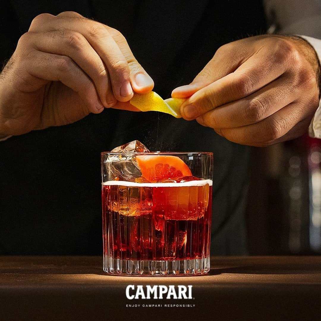 Campari Japanさんのインスタグラム写真 - (Campari JapanInstagram)「ネグローニよりも前に誕生していた #アメリカーノ 。⁠#カンパリ と #ベルモットロッソ が #ソーダ と混ざり合うことで、素晴らしいハーモニーを体験できるカクテルです。⁠ ⁠」1月21日 18時01分 - camparijapan