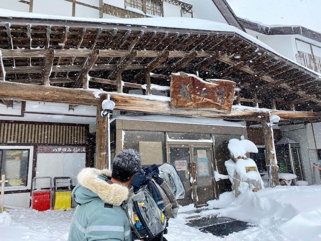 服部未佳さんのインスタグラム写真 - (服部未佳Instagram)「新・木曜ドラマ「にじいろカルテ」 今夜9時スタート！とっても楽しみです🌈 「にじいろカルテ ポスターメーカー」で エモポスターを作ってみました😙 どうですか？エモいですか？😆  二十四節気「大寒」の昨日 冷たい風と雪が吹きつけ、積雪3mを超えた酸ヶ湯♨️ 凍み豆腐作りが行われました😊 気温は−11℃❄️ この寒さのお陰で、旨味がギュッと凝縮された おいしい凍み豆腐ができるんだって❣️ 早く食べたいなぁ😋 2月6日から、酸ヶ湯温泉の売店や 青森市内の「ヤマイシ食専館」で 販売されるそうです！楽しみ🎶  #にじいろカルテ  #あなたのぼやきをちょいエモポスターに #🌈  #酸ヶ湯温泉 #酸ヶ湯 #凍み豆腐 #♨️」1月21日 18時10分 - mikahattori_aba