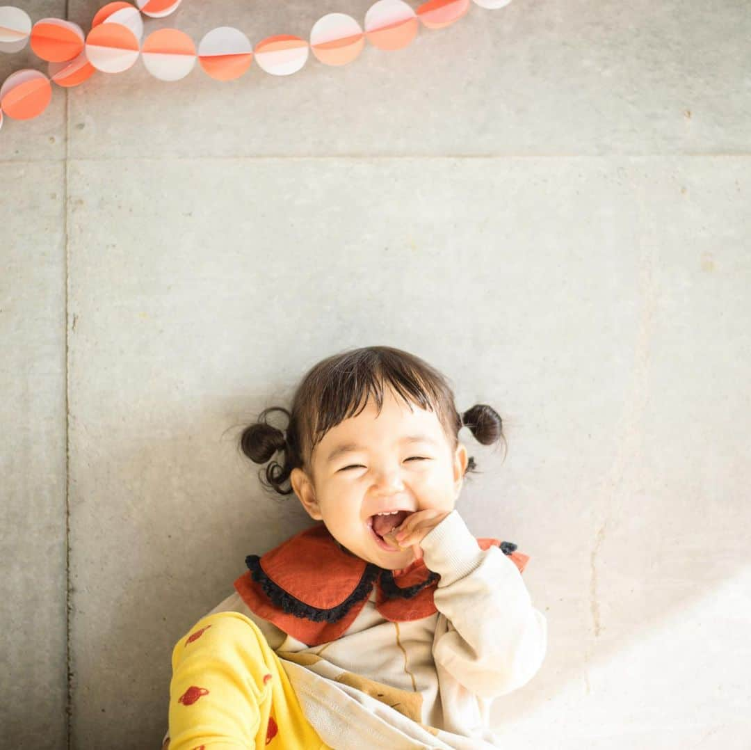 石野千尋のインスタグラム：「New year’s greeting card photo 2021🏠 She loves eating and sleeping😋 . 今年の年賀状の写真はこちら📸  "おせなかペッタンできるかな〜！"  で、だいたい指示した場所にシャッターを切るまで立つか座ってくれるようになりました。なかなかじっとしたこどもの写真が撮れない方、この掛け声でぜひお試しください🤣ご機嫌な時に！ . また自粛で、撮影以外の日は子供とずーっとべったりな日々です。なかなかワークショップも実現できないので、写真の撮り方や飾り方ナドの提案もまとめているところなので、経験を元に少しずつ伝えていきたいと思っています。写真館もやりたいんだけどね、なんとかいまは耐え、皆で乗り越えて明るい未来をつくっていこう！ . #photographer #photo #newbornphoto #babygirl #baby #familyphoto #studio #photobook #photostudio #work #写真 #家族写真 #こどもしゃしん #写真整理 #写真館 #phototips」