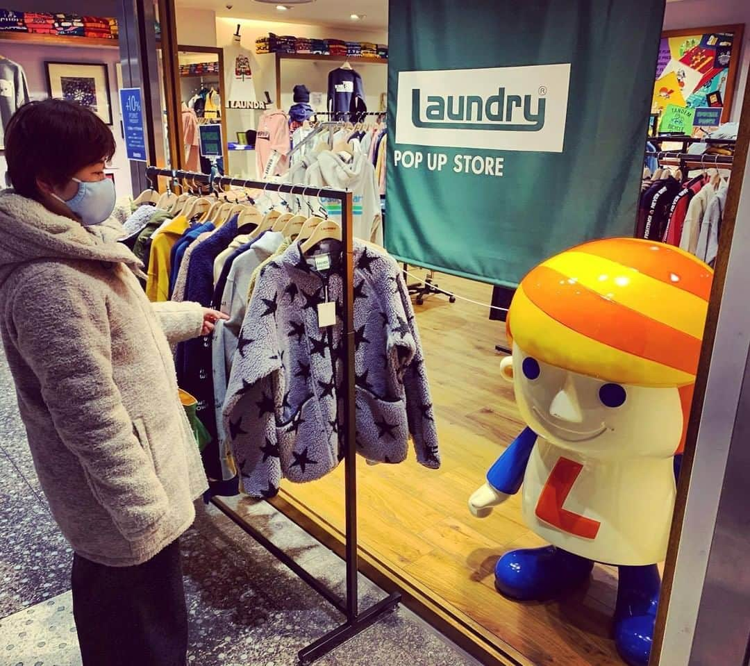 Laundry ランドリーさんのインスタグラム写真 - (Laundry ランドリーInstagram)「お久しぶりにLAUNDRYに遊びに来てくださった @yoshitomo2 様👍  期間限定ショップ 名古屋セントラルパーク店は いかがだったでしょうか☺？？  3月末（予定）までの期間限定ショップとなっておりますので お近くの方はぜひ一度お越しください❣ 店舗通販やセントラルパーク店の様子は LAUNDRY TOWN メイカーズピア店のアカウントにて チェックしてくださいね⭐️ ⇒ @laundry_town   @yoshitomo2 様、ご投稿ありがとうございました🤩 そして、奥様、お誕生日おめでとうございました🎂 ＿＿＿＿＿＿＿＿＿＿＿＿＿  お久し振りの #ヨコワケハンサムボーイ #laundry038  2020.01/10 #奥サーンの誕生日 ＿＿＿＿＿＿＿＿＿＿＿＿＿  詳しいお知らせはプロフィールから ブランドサイトをチェック🧐 ⇒ @laundry_official  そしてそして、 #laundry038 をつけて投稿すると LAUNDRY公式アカウントにご紹介されちゃうかも🥰  #laundry #ランドリー #名古屋 #栄 #セントラルパーク #愛知  #栄セントラルパーク #期間限定 #期間限定ショップ #ポップアップストア  #Tシャツ #Tシャツコーデ #パーカー #パーカーコーデ #ファッション #コーディネート #ユニセックス #ユニセックスコーデ  #nagoya #sakae #centralpark #aichi #popupshop #tshirts #fashion #codenate」1月21日 18時02分 - laundry_official