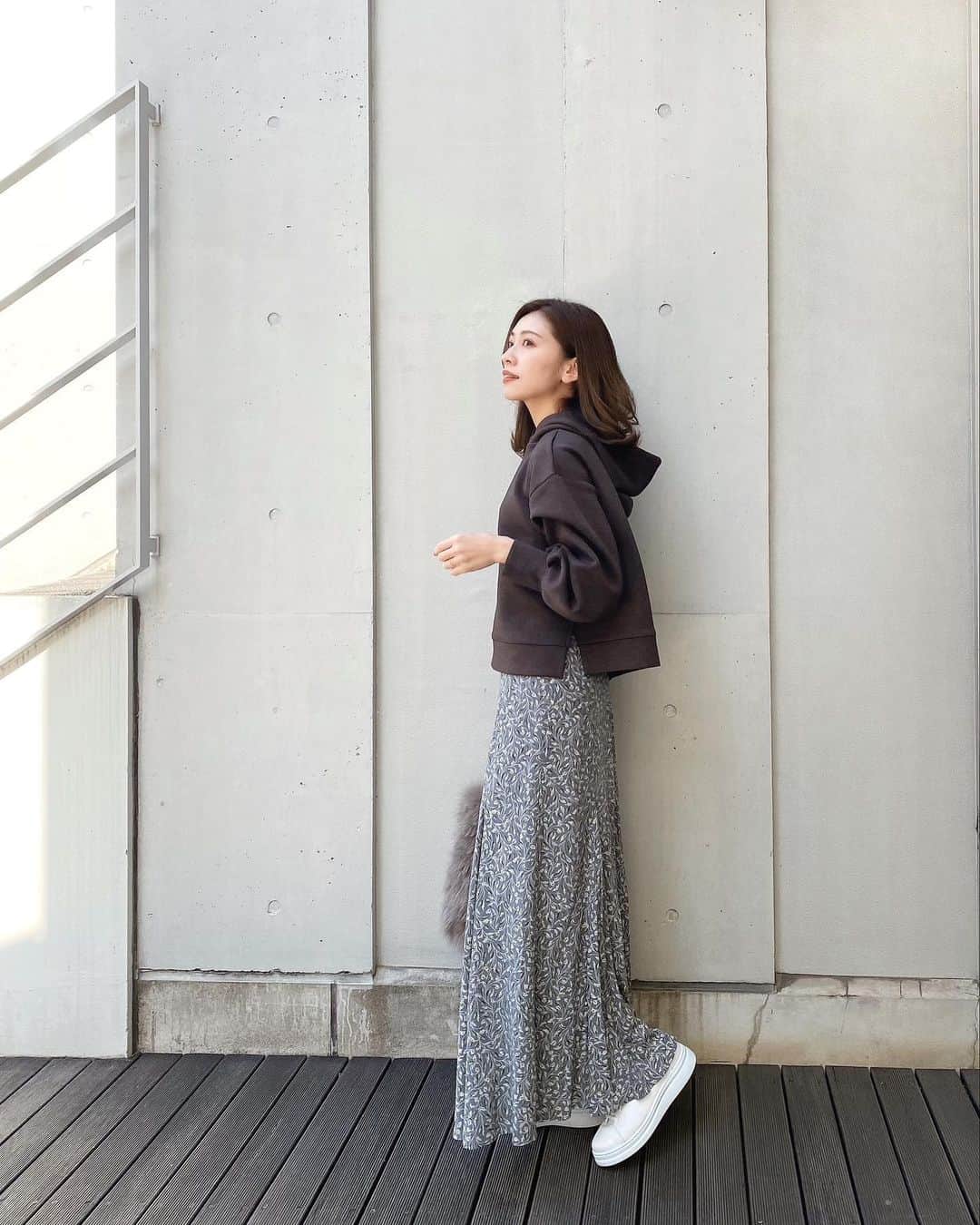 石黒美帆のインスタグラム：「*﻿ ショート丈で横にスリットの入ったパーカー🤍バランス良く着られておうちでも外でも大活躍です🐣﻿ @lagunamoon_com  ﻿ ﻿ ﻿ #fashion#fashionstyle#fashiongram#instafashion#outfit#ootd#dailylook#lagunamoon#frayid#camper#패션#오오티디#ファッション#コーデ#冬服#冬コーデ#ラグナムーン#フレイアイディー#カンペール#スニーカーコーデ#パーカーコーデ#大人カジュアル#マーメイドスカート」