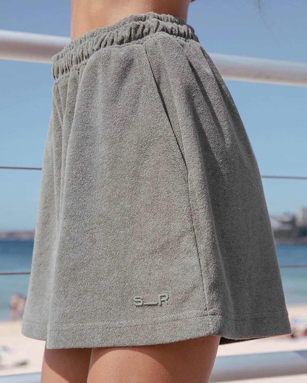 STYLERUNNERさんのインスタグラム写真 - (STYLERUNNERInstagram)「An olive green dream! Crafted in a towelling fabrication, you won’t want to take the Stylerunner Terry Short off this Summer ☀️」1月21日 18時03分 - stylerunner