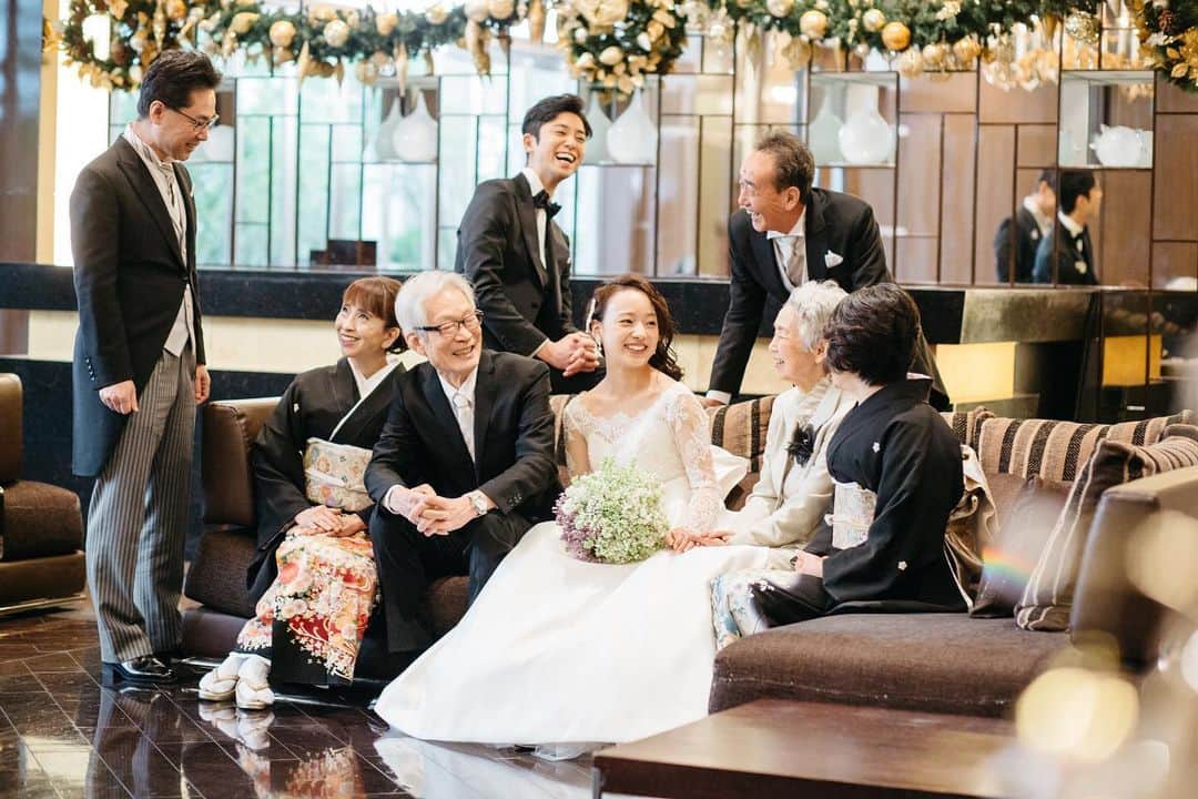 楽婚【公式】Instagramさんのインスタグラム写真 - (楽婚【公式】InstagramInstagram)「. ♡一番喜んでくれるのはやっぱり家族  小さい時から見守ってくれた家族や親族は 誰よりもおふたりの結婚式が楽しみ♡  家族と一緒に最高のひと時を＊。+  @rakukon をフォローして 『#楽婚』をつけて、 お写真の投稿大歓迎♡ 公式IGでリグラムされるかも！？  Webでご予約はTOPのURLより♡ ⇒@rakukon  #楽婚 #rakukon  #ベストアニバーサリー#ベストブライダル #wedding #ウェディング #フォトウェディング #プレ花嫁 #卒花 #日本中のプレ花嫁さんと繋がりたい #花嫁 #卒花嫁 #プレ花嫁 #2021年冬婚 #2021年春婚 #2021年夏婚 #結婚式準備 #weddingdress #披露宴演出#挙式演出 #ウェディングアイテム #結婚式演出#カラードレス#ブーケ#ウェディングフォト #ロケーションフォト #チャペル#家族婚#ファミリーウェディング #親#家族」1月21日 18時04分 - rakukon