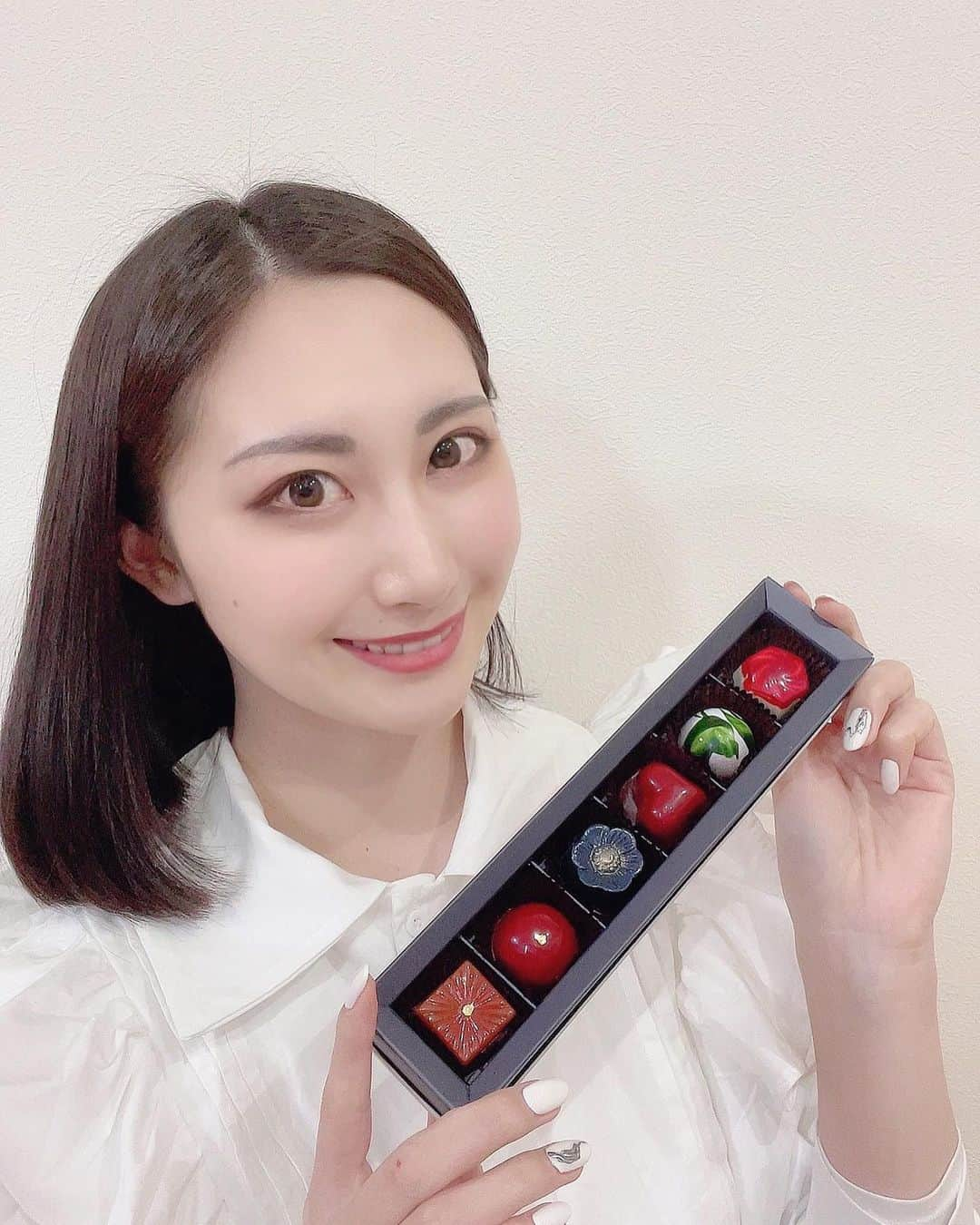 aya onoのインスタグラム：「今年もこの時期がやってきましたね🍫💝 VALENTINE🤎  松坂屋名古屋店で１月１６日から開催されたCHOCOLAT PROMENADE 2021に行ってきましたよ〜✨✨  今年もたくさんのshopが出店していて、どれを買おうか本当に迷っちゃいますね😄 全部美味しそうで🤤思わず写真を撮りたくなるおしゃれなチョコレートばかりでした💓  その中でも一際目を引く Nakamura Chocolate 🏵 実は昨年も購入した大好きなチョコレートブランドなんです❗️ 宝石💎のような美しいチョコレートは 一つ一つが繊細な形や模様で、食べるのがもったいないくらい✨  見た目だけじゃなくて味も最高💝 種類もたくさんあるので、他では見かけないような味も楽しめちゃいます✨  毎年たくさんの方が訪れるショコラプロムナード、気になるのは感染予防対策ではないでしょうか？ イートインスペースはパーテーションでしっかり区切られていたりと、感染予防もしっかりされていました！ 皆さんも安心してお出かけください☺️  ※撮影時のみマスクを外しています  CHOCOLAT PROMENADE 2021は松坂屋名古屋店本館7階で2/14まで開催しています！  #chocolatpromenade #chocolatpromenade2021 #valentine #nakamurachocolate #ナカムラチョコレート #ショコラプロムナード名古屋松坂屋 #ショコラプロムナード2021 #ショコラプロムナード #バレンタイン #松坂屋 #松坂屋名古屋店 #ショコラパンダ　#松坂屋ショコラプロムナード」