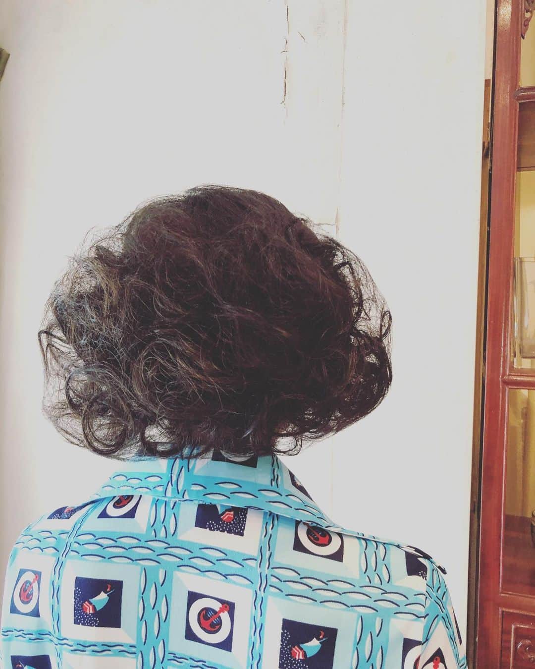 佐藤めぐみさんのインスタグラム写真 - (佐藤めぐみInstagram)「1月23日夜10時から  WOWOW 連続ドラマW　 コールドケース3 ～真実の扉～ 第7話「思い出の渚」 に出演致します。  今では新しい仕事様式が定着し始めましたが、  この撮影は 去年の自粛明け最初のお仕事だったと思います。 暑い室内でのフェイスシールド、マスク、除菌作業、換気、距離をとりながらのお昼休憩。 慣れないことばかりの中でも、 一歩ずつ確認しながら進めてくださっていました。  撮影が無事に終わり 放送まで辿りつけた事は、 関わる方たちの努力の結果だと思います。  皆様にお届けできて嬉しいです。  写真のこの方との共演です。 趣のある後ろ姿ですね。 💁🏻  放送をお楽しみに☺︎」1月21日 18時07分 - meguuuuusuke