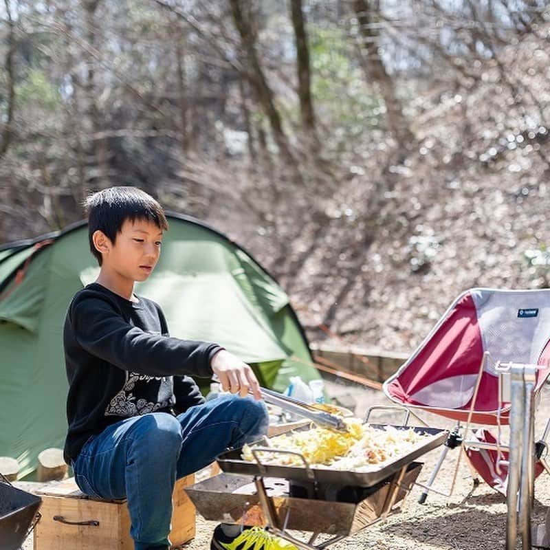 キャンプ情報サイト［ランタン］さんのインスタグラム写真 - (キャンプ情報サイト［ランタン］Instagram)「CAMP SMILE STYLE ／ 家族で作り、家族で食べる。 みんなで作る、みんなの空間 ＼ いろんなキャンパーのキャンプスタイルを現地取材と一般キャンパーからの投稿で数多く掲載してます。 . . 詳しくは @lantern.camp webサイトをご覧ください . . #camp #camping #outdoor #travel #trip #lantern_smile #nature #キャンプ #キャンプ用品 #アウトドア #テント #自然 #旅行 #キャンプ初心者 #キャンプ好きな人と繋がりたい #キャンプスタイル #LANTERN #キャンプギア #コールマン #coleman #dod #トヨトミ #レインボーストーブ #キャンプ飯 #焼きそば #冬キャンプ #ファミリーキャンプ #マキノ高原キャンプ場」1月21日 18時07分 - lantern.camp