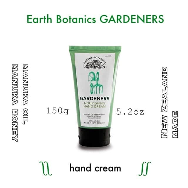 entre squareさんのインスタグラム写真 - (entre squareInstagram)「EARTH BOTANICS GARDENERSのパッケージデザインが新しくなりました👋  アースボタニクスガーデナーズはニュージーランドのスキンケアを代表するブランドのひとつです。  ニュージーランドの恵み、つまり 🌳「地のもの」をふんだんに使って作られた天然成分のスキンケア商品です。  その主成分にはグレートバリアアイランドの高品質な🌿マヌカツリーから取れる🪔オイルや🍯ハチミツが使われています。  香りもとても爽やかで、いつでも香りたくなるグリーンでリフレッシュな香り👃🌿  パケ買いしたくなるデザインも特徴で、ギフトもオススメです！  是非一度お試しください！  アースボタニクスガーデナーズのアイテムはこちらから👇 https://www.entresquare.com/fs/onlinestore/c/eog  @matakana_botanicals_japan #manukahoney  #teatreeoil #ティーツリー #マヌカツリー #マヌカハニー #botanicalskincare #スキンケア #乾燥肌 #保湿 #aromas #アロマ #香り #newzealandmade #ニュージーランド産 #土地のもの #天然成分  #packagedesign #パッケージデザイン #パケ買い #ギフトにオススメ #entrysquare #entrex #アントレスクエア #アントレックス #雑貨 #輸入雑貨 #lifestyleshop #generalstore #ライフスタイルショップ #ジェネラルストア  Repost @matakanabotanicals (@get_repost) ・・・ At Matakana Botanicals we blend Manuka Oil, known for its wonderful antibacterial and healing qualities with active Manuka Honey, Olive and Macadamia oil to nourish and soothe. Perfect for hardworking paws!⠀」1月21日 18時07分 - entresquare