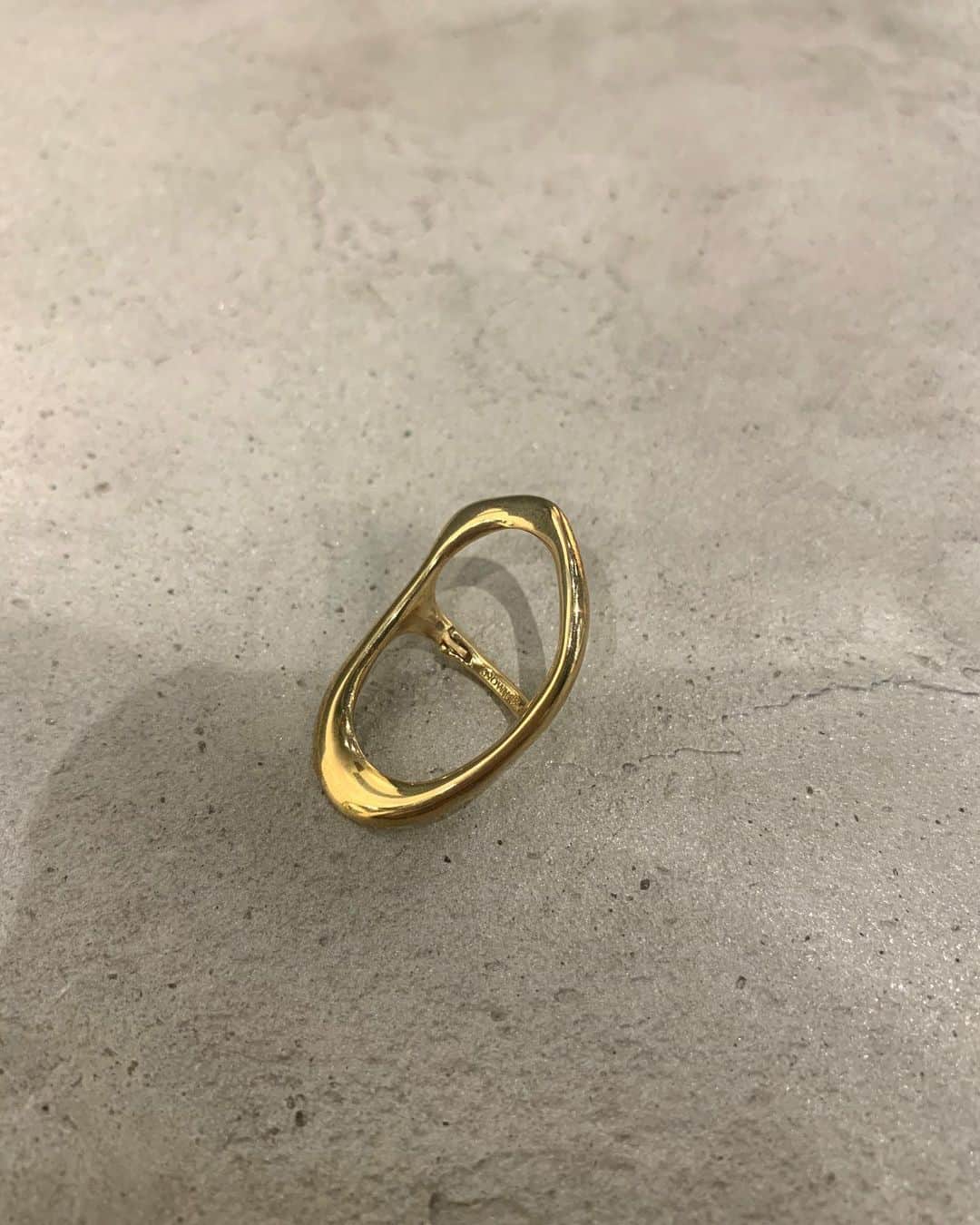 山崎まきこのインスタグラム：「冬が苦手すぎて服よりも小物を買い足してばかり。 @knowhowjewelry」