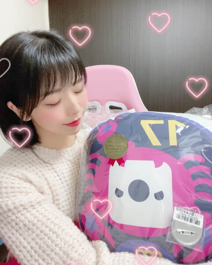 のインスタグラム：「17Live♡ ・ 蠍座の🦂プライズ とどきました！！ 初めての蠍座イベント 去年出ようと思ったら 終わっちゃってた😞 今年出れてよかったーー！！ そして ありがとうございます♪♪ 来年もでれたらいーなぁ ・ ・ ・ #17live #17liver #live  #bigolive #pink #japanesegirl #150cm #蠍座 #イチナナライバー #イチナナ #イチナナライブ  #live配信 #ライブ配信 #ビゴライブ  #ゲーミングチェア #黒髪 #黒髪ボブ  #ショートへア #低身長」