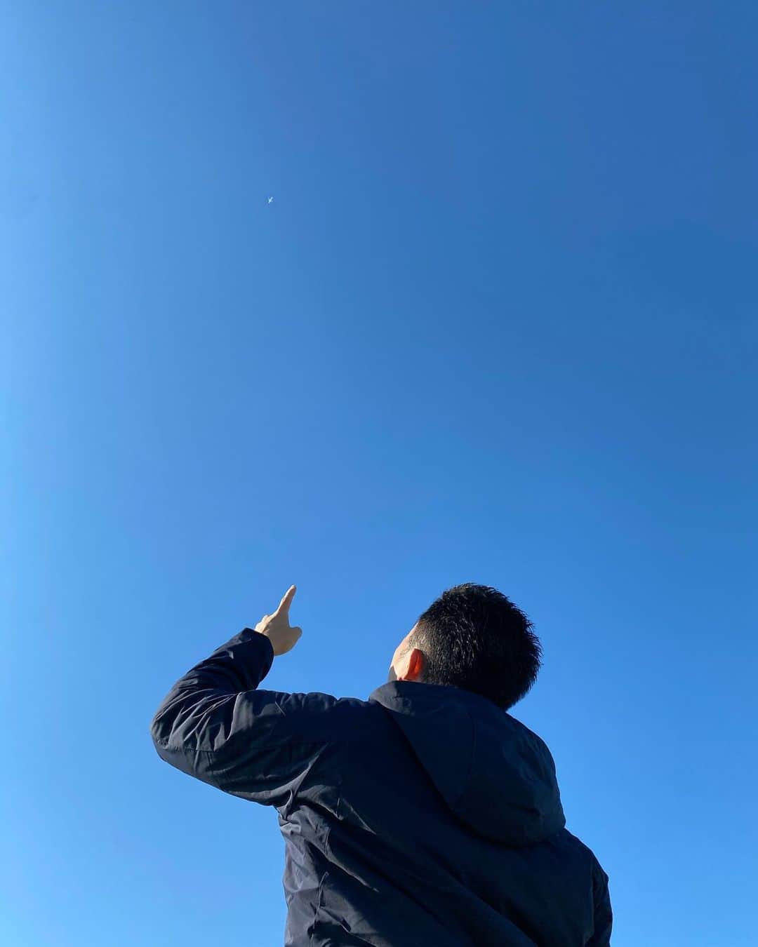 なかやまきんに君さんのインスタグラム写真 - (なかやまきんに君Instagram)「#なかやまきんに君 #あ #飛行機 #ほら #あそこ #ほら #飛行機 #見える？ #そんな1日でした #ボクヒコウキスキ #キャーそんな事よりも空の青さがステキー」1月21日 18時11分 - nakayama_kinnikun