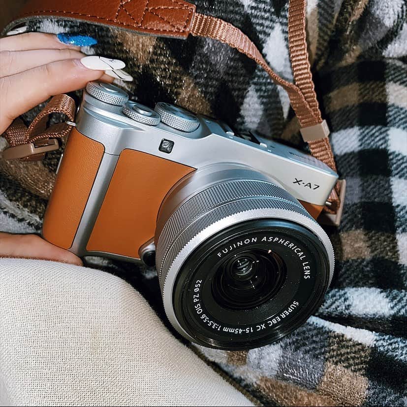 のインスタグラム：「・ ・ 自分へのお誕生日プレゼントに 一眼レフを購入した📸  ためにしケーキを撮ってみたんだが綺麗すぎて発狂したヨ  ずっと欲しかったから舞い上がった🧚🏻‍♀️ ・ ・ #fujifilm」