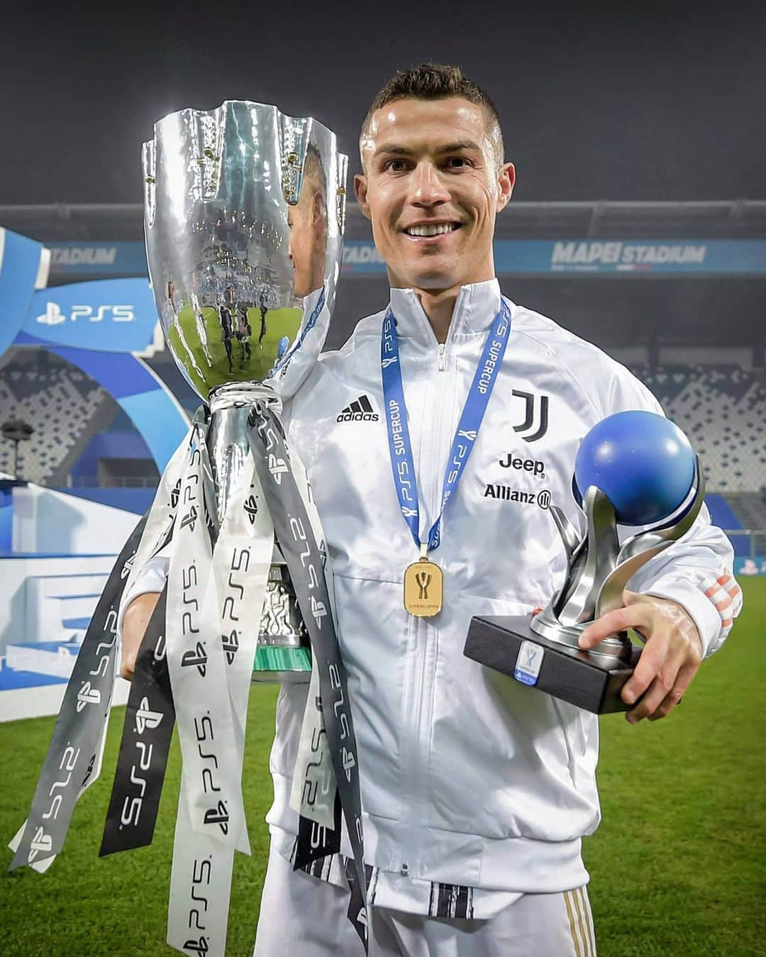 UEFAチャンピオンズリーグさんのインスタグラム写真 - (UEFAチャンピオンズリーグInstagram)「4th trophy with Juventus 🏆 #UCL 🔜❓  #UCL #Cristiano #Ronaldo #CR7 #cristianoronaldo #Juventus #Juve」1月21日 18時13分 - championsleague