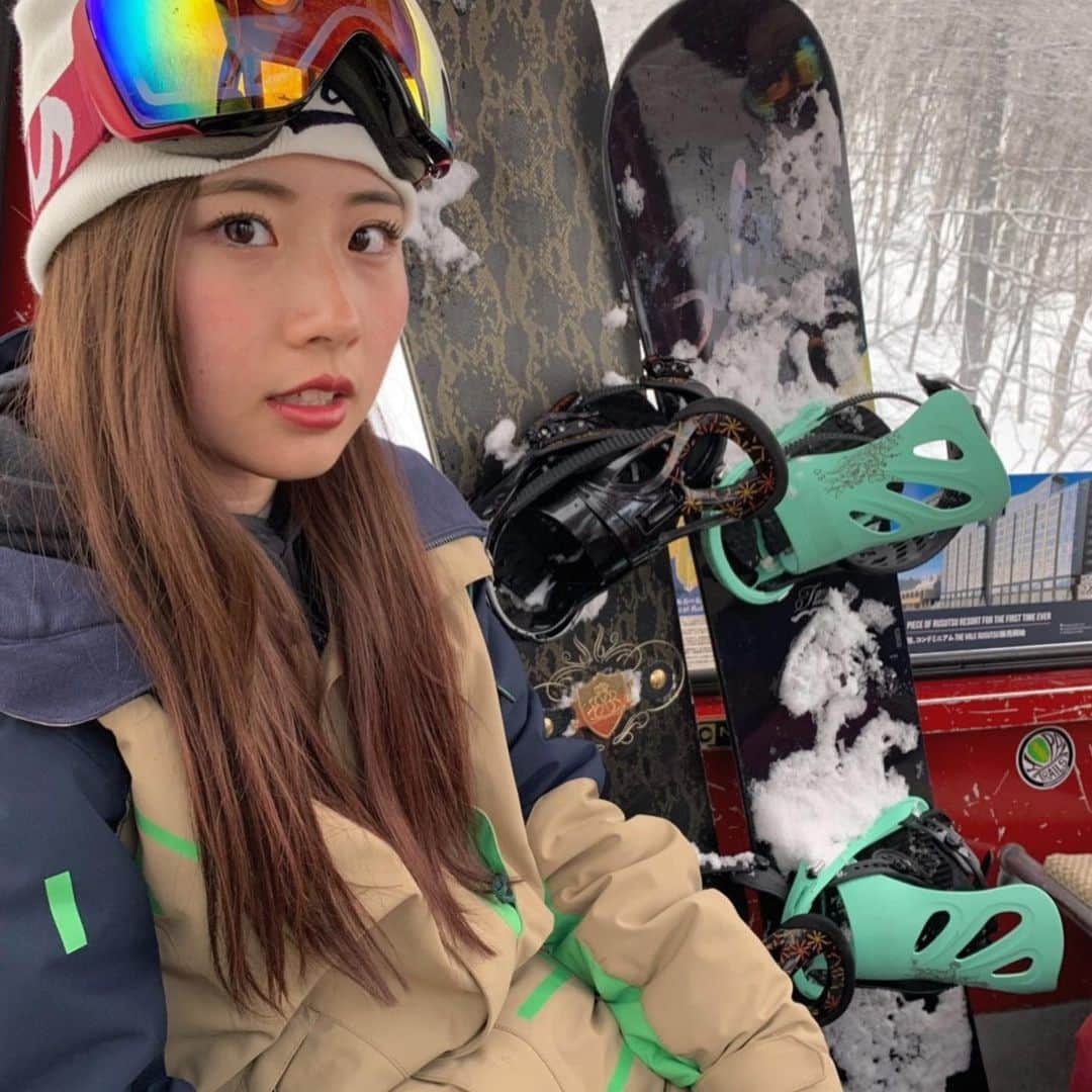 さくらさんのインスタグラム写真 - (さくらInstagram)「2年前のスノボ行ったときの写真🏂﻿ ギャル感強い？w また行きたいなぁ〜☃今年はみんな行ったんかなぁ？﻿ 2枚目はお尻打って青たん。3枚目は成功してきもちぃ〜👊🏻👊🏻﻿ ﻿ やっぱりなんでもスポーツは楽しい👊🏻 #20歳の時、冬シーズンは1週間に2回とか行ってた。﻿ #スノボのためにバイトしてました。﻿ ﻿ #薬学生#腹筋女子﻿ #筋トレ#筋トレ女子#腹筋#おしり#fitness#ダイエット　﻿ #bodymake#homeworkout#bodycombat#hiitworkout #diet#healthylifestyle#gym#booty」1月21日 18時14分 - sakufitness