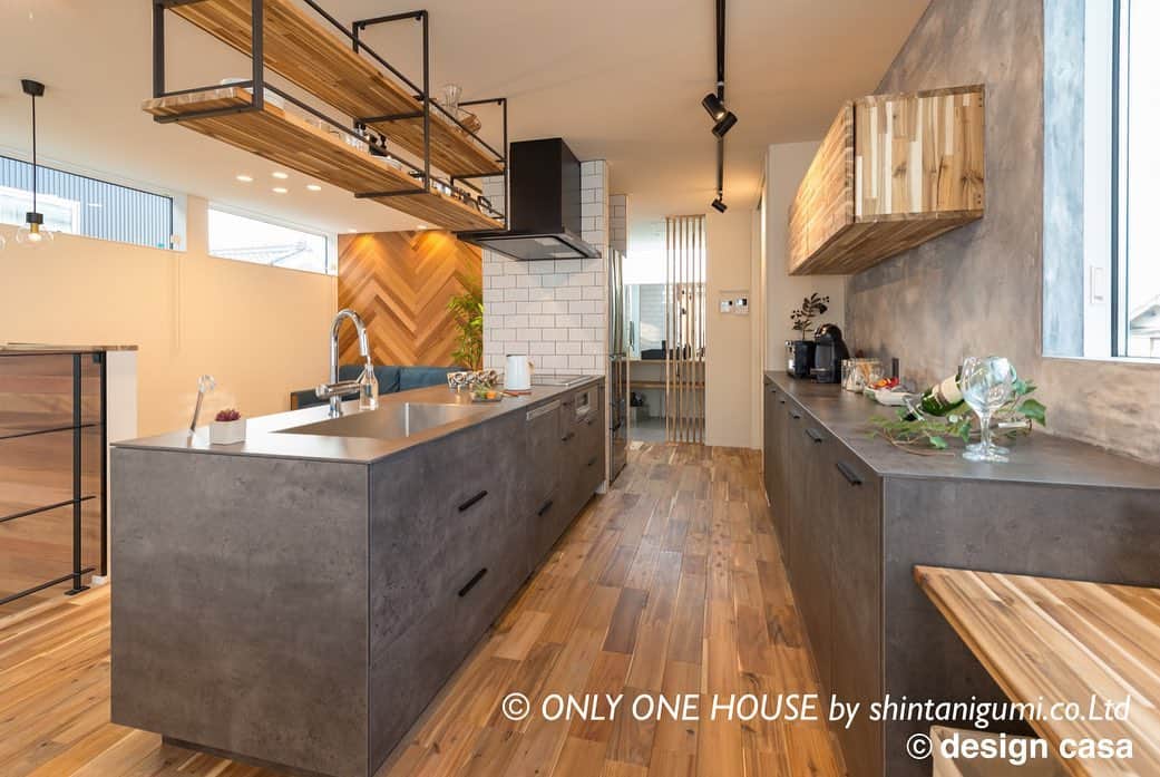 ONLY ONE HOUSE 株式会社 新谷組さんのインスタグラム写真 - (ONLY ONE HOUSE 株式会社 新谷組Instagram)「* #キッチン施工例  広々としたオープンキッチンは 数人でも作業しやすく 開放的でおしゃれです✨  おうち時間に 家族で料理を楽しむ姿が 想像出来ますね☻  more phots▶︎ @shintanigumi.co.ltd   --------------------------------------  新谷組は土地探しから 設計施工管理の全てを 弊社で担う事ができます！  大工工務店だからこそ出来る 枠にとらわれない自由な発想で お客様のお家づくりを 全力でサポートいたします💪🏻  お気軽にご相談ください☻  #ONLY_ONE_HOUSE by shintanigumi.co.Ltd  本社TEL ▶︎0770-78-1255 事務所TEL ▶︎0770-59-2552 E-Mail ▶︎shintanigumi@outlook.jp 新谷組HP ▶︎http://www.shintanigumi.jg  --------------------------------------  #新谷組#オンリーワンハウス #おおい町#舞鶴市#高浜町#小浜市#敦賀市#若狭町#美浜町#新築#一戸建て#外構工事#改修工事#シンプルライフ#マイホーム#注文住宅#デザイン住宅#自由設計#工務店#金属サイディング#家事楽動線#家づくり #オープンキッチン#キッチン#おうち時間#料理#ブルックリンスタイル」1月21日 18時16分 - lidgehaus