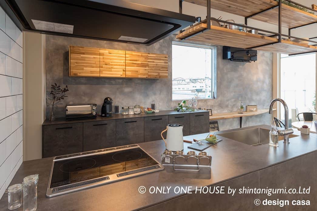 ONLY ONE HOUSE 株式会社 新谷組のインスタグラム：「* #キッチン施工例  広々としたオープンキッチンは 数人でも作業しやすく 開放的でおしゃれです✨  おうち時間に 家族で料理を楽しむ姿が 想像出来ますね☻  more phots▶︎ @shintanigumi.co.ltd   --------------------------------------  新谷組は土地探しから 設計施工管理の全てを 弊社で担う事ができます！  大工工務店だからこそ出来る 枠にとらわれない自由な発想で お客様のお家づくりを 全力でサポートいたします💪🏻  お気軽にご相談ください☻  #ONLY_ONE_HOUSE by shintanigumi.co.Ltd  本社TEL ▶︎0770-78-1255 事務所TEL ▶︎0770-59-2552 E-Mail ▶︎shintanigumi@outlook.jp 新谷組HP ▶︎http://www.shintanigumi.jg  --------------------------------------  #新谷組#オンリーワンハウス #おおい町#舞鶴市#高浜町#小浜市#敦賀市#若狭町#美浜町#新築#一戸建て#外構工事#改修工事#シンプルライフ#マイホーム#注文住宅#デザイン住宅#自由設計#工務店#金属サイディング#家事楽動線#家づくり #オープンキッチン#キッチン#おうち時間#料理#ブルックリンスタイル」