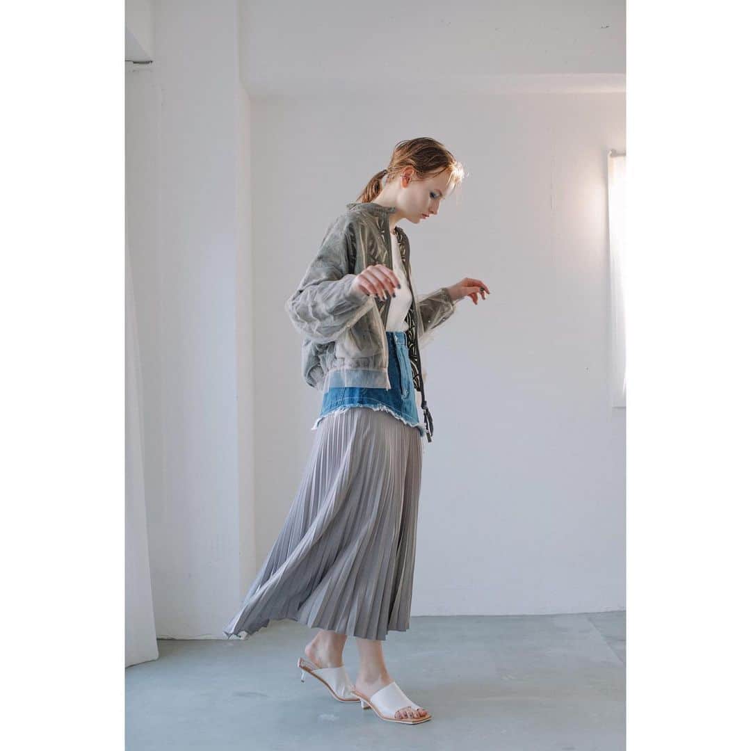 のインスタグラム：「【AULA AILA 2021 SS COLLECTION】  TULLE LAYERED LACE BLOUSON  COLOR: OFF WHITE/BLACK/KHAKI SIZE:0 ¥19,000  DENIM DOCKING PLEATS SKIRT  COLOR: BLUE/INDIGO SIZE:0/1 ¥18,000   ✔️OFFICIAL WEB STOREにて先行予約会を開催中！期間中ご予約いただいたお客様に、ポイント20倍をプレゼント！是非この機会にお買い求めくださいませ。」