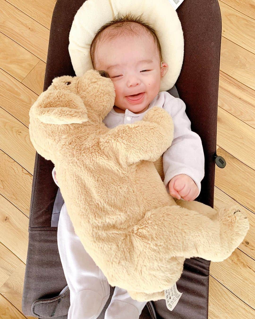 永峰絵里加のインスタグラム：「🐶❤️👶🏻 ・ 次男にもわんこを渡してみたら笑ってくれました☺️・ ふわふわ気持ちいいよねー  ・ ・ ・ ・ #baby #babysmiles #2monthsold #happybaby #赤ちゃん #生後2ヶ月  #次男 #ニコニコ」