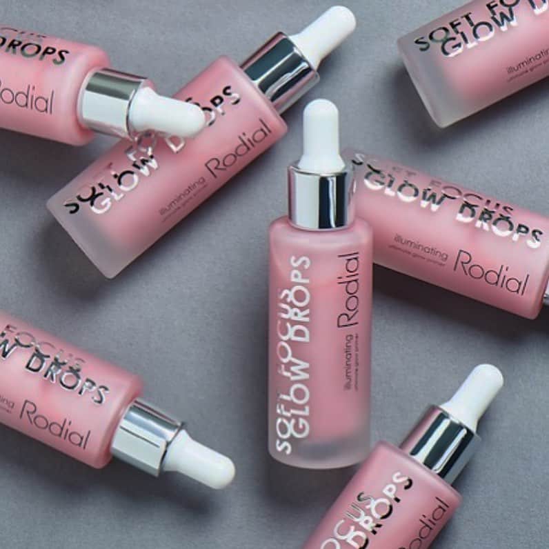 ロディアル Rodial Japanのインスタグラム：「「ソフトフォーカスグロー ブースタードロップス」 ⠀ ⠀ ⠀ 〈商品説明〉 瞬時にトーンアップ ハイブリッド次世代メイクアッププライマー。 ⠀ ピンク色のドロップが肌へとのせた瞬間すっとなじみ、毛穴・小じわ・くすみなどをカバー*。 ⠀ 独自の光拡散効果によりきらめきと透明感を与え、色ムラのない均一なヨレない仕上がりへ。 ⠀ *メイクアップ 効果による ⠀ ⠀ ⠀ 〈ご使用方法〉 メイク前、適量（２〜３滴）を手に取り、顔の内側から外側へと丁寧になじませます。 ⠀ 美容液としてもご使用いただけます。 ⠀ ⠀ ⠀ ▼お悩み・効果▼ 【ハリ・弾力】【ツヤ】 ⠀ ⠀ ⠀ ソフトフォーカスグロー ブースタードロップス（31mL） ¥ 9,900(税込) ⠀ ⠀ ⠀ ========================== ⠀ ◆ Online Exclusive　◆ ⠀ 全商品【10％OFF】クーポン ⠀ ▼───────────────▼ クーポンコード：stayhome ▲───────────────▲ ⠀ ※ご購入の際クーポンコード入力欄にご入力ください ※2021年2月7日(日)迄 ※他クーポンとの併用不可 ※期間中何度でもご使用可能 ⠀ ========================== ⠀ ⠀ ⠀ お得になるこの機会に、是非お試しくださいー。 ⠀」