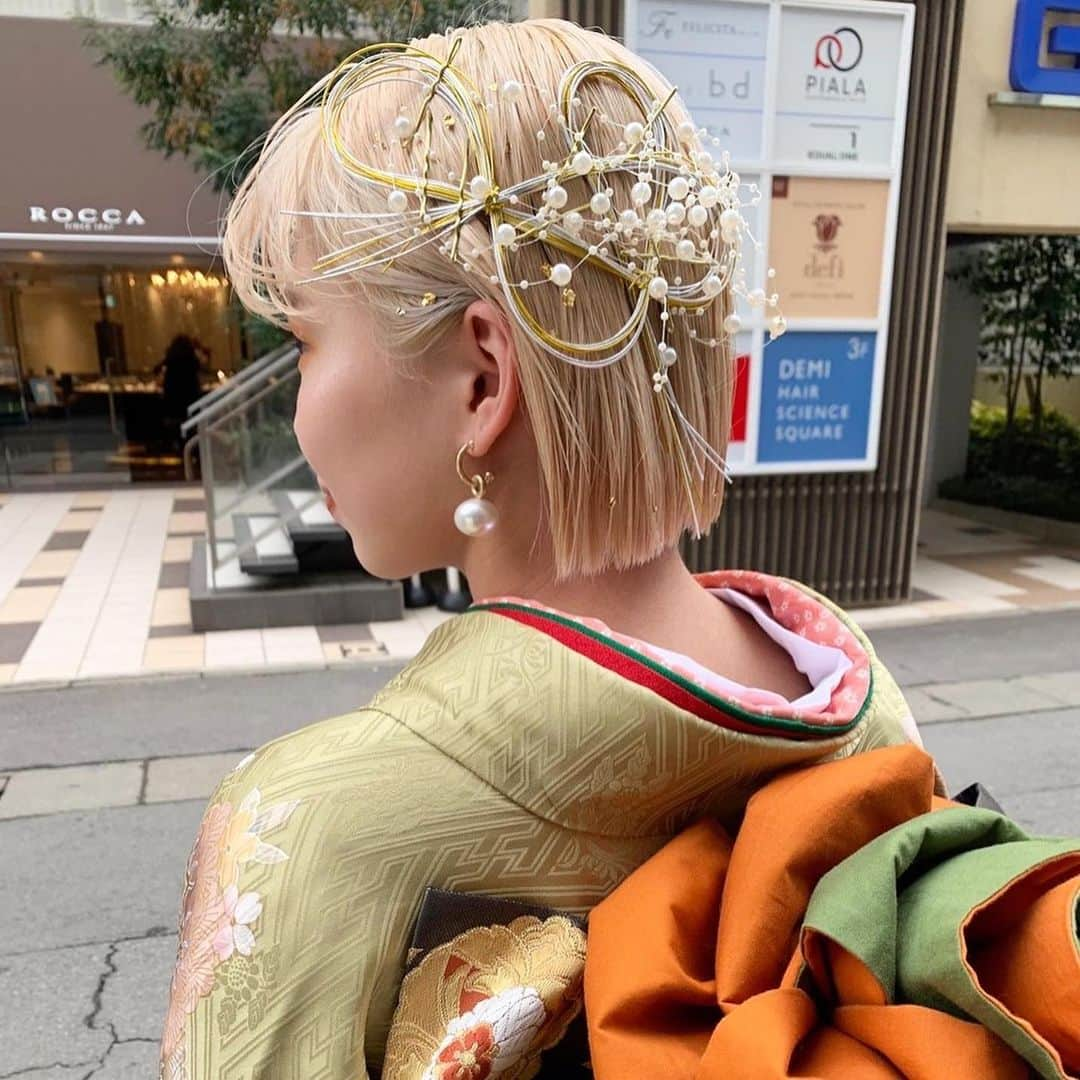 Switch HAIRさんのインスタグラム写真 - (Switch HAIRInstagram)「． 卒業式のヘアセット・メイクの ご予約を受付中です✨  ◎セットのみ　　　¥6.600 ◎セット+メイク ¥11.000 ※着付けは行っていません。  ご予約がまだな方は是非switchへ🥰  #switch#switchhairfukuoka  #卒業式アレンジ#ヘアアレンジ #袴ヘアアレンジ#卒業式  #福岡美容室#天神美容室#大名美容室」1月21日 18時20分 - switch_hair