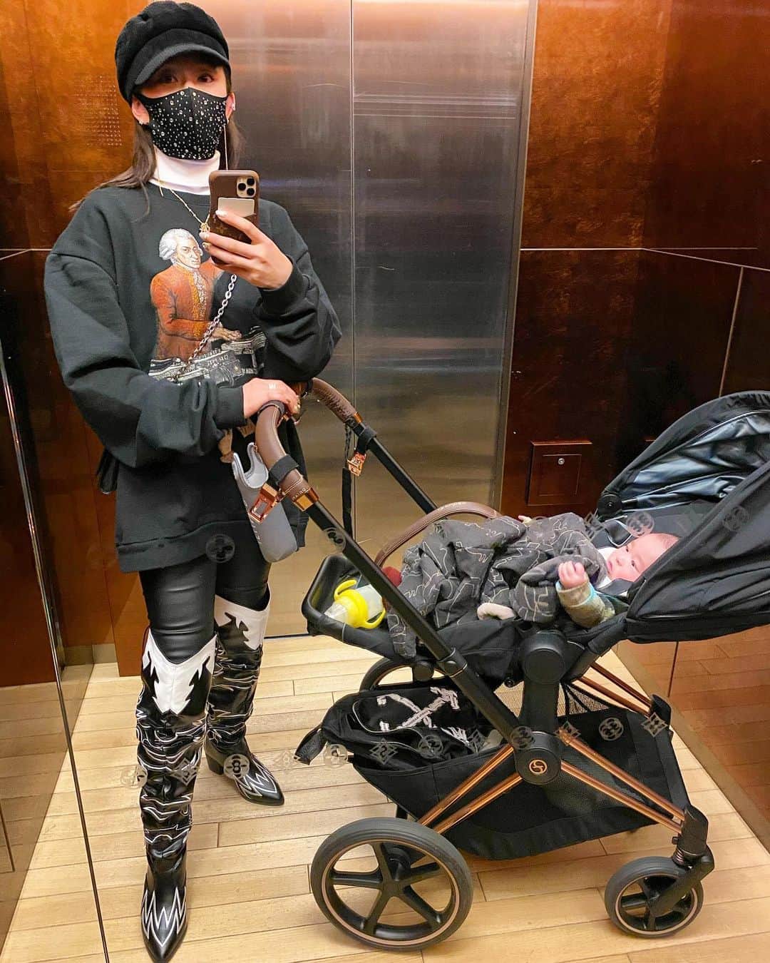 DJ JUICYのインスタグラム：「マスクをしててもコロナになっちゃう...😷  世の中🌍  お買い物すると、入口で毎回検温&消毒...   あぁ〜〜 さっきもしたょ... 🙁 隣の店から隣の店へ、、、  その都度毎回、消毒検温。。。😐  表参道は検温と消毒のパレードや〜 💥💥💥💥💥  手はガサガサ... 👐💦  指輪にもついちゃう...💍💦  息子が歩き出して、色々触りだす頃にはおさまって欲しいなぁ...  #マスク #消毒 #検温 #ハシゴ #ショッピング #表参道 #コロナウイルスが早く終息しますように」
