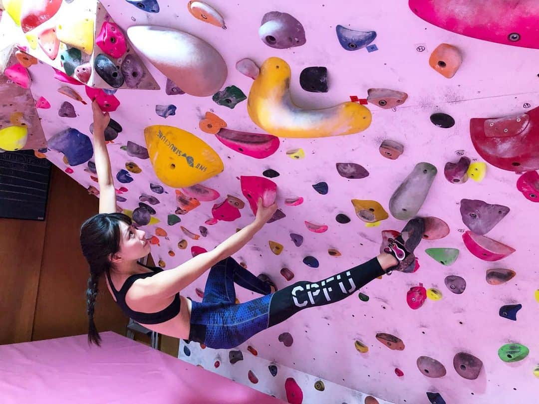 大田理裟のインスタグラム：「今年もここでたくさん登る💐💖﻿ ﻿ #クライミング #ボルダリング #climbing #bouldering #sportclimbing #スポーツクライミング #training #トレーニング #champion #BeYourOwnChampion #ChampionJP #homegym #家トレ #プライベートウォール #homewall #sports」