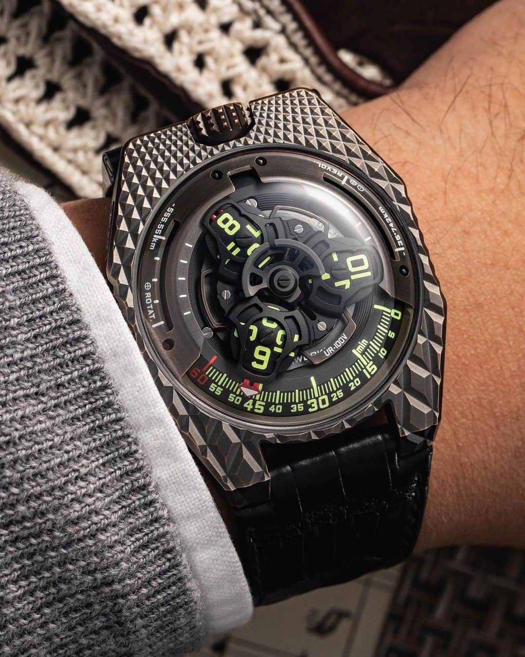 WATCHMANIAのインスタグラム：「This time, @urwerkgeneve may have introduced its boldest model: The Urwerk Ur-100V T-Rex. Details and pricing on the web site. Link in bio.」