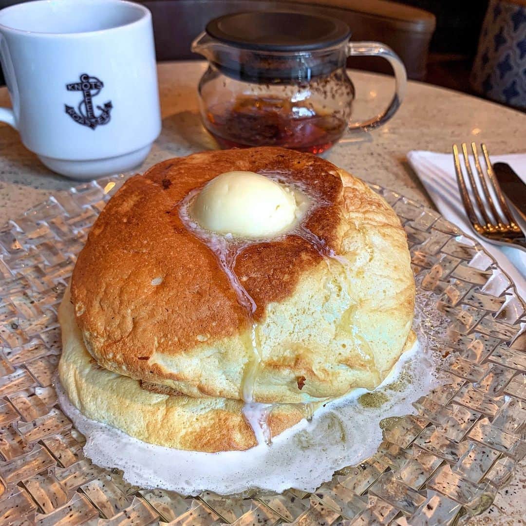 のインスタグラム：「﻿ ﻿ ◆プレーンパンケーキ　1,300円﻿ ﻿ ﻿ 有楽町駅前にあるカフェレストラン6th by oriental hotelで﻿ ふわふわパンケーキをいただきました🥞﻿ ﻿ 定期的に食べているこちらのパンケーキ。﻿ 焼きたてのあつあつ＆ふわふわパンケーキに﻿ しょっぱいバターと濃いめのメープルシロップ！﻿ 何度食べてもおいしい。﻿ ﻿ カフェタイムのみの提供でしたが、〜2/7(日)の﻿ 期間限定で19:00のL.Oまで注文ができるように！﻿ お仕事終わりやディナー後のデザートにも楽しめますね☺️﻿ ﻿ ﻿ 提供期間: 通年﻿ 訪問店舗: 6th by oriental hotel(JR有楽町駅から徒歩約1分)﻿ ﻿ ﻿ ※ 緊急事態宣言の発令にともない、しばらくは撮りためた﻿ 写真＆テイクアウトを中心に投稿していきます﻿ ﻿ ﻿ ‎⋆ ･‎⋆ ･‎⋆ ･‎⋆」