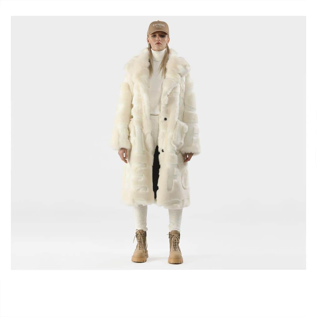 アイスバーグのインスタグラム：「Introducing the #FW21 #Iceberg 1974 collection by @jameslonglondon # MFW @cameramoda @balboablonde @melanieengel」