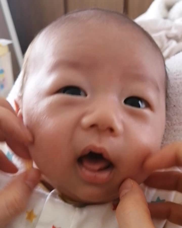 のインスタグラム：「うーたんの初笑い👶🏻😭  Uta’s first smile 😊」