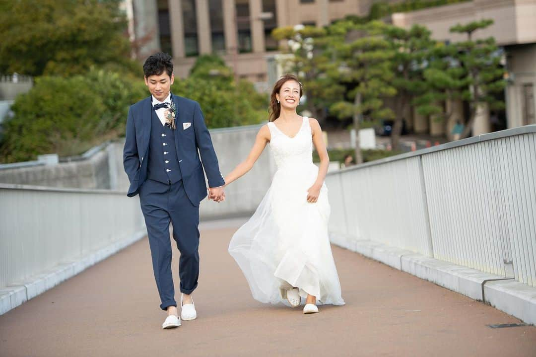 St.AQUA 東京の結婚式場 サンアクアチャペルのインスタグラム：「こんばんは⭐️  最近は、お昼と夜の温度差があって 洋服選びや体調管理など大変ですね💦  天気予報では今週末、雨が降り気温が下がるそうです。 週末はおうち時間になりそうですね みなさんはどんな「おうち時間」を過ごしてますか？ 是非、おすすめの過ごし方教えてください🙌🏻  #今週末は雨模様 #温度差激しい  #おうち時間 #楽しもう #新しい趣味探し   #春婚 #夏婚 #秋婚 #冬婚  #前撮り #後撮り #フォト #キリスト教 #人前式 #神前式  #ドレス #白無垢 #色打掛  #タキシード #紋付袴   #ベイサイド #レインボーブリッジ  #東京 #港区 #竹芝 #お台場 #オフショット #何気ない瞬間を残したい  #幸せのお手伝い #お任せください」