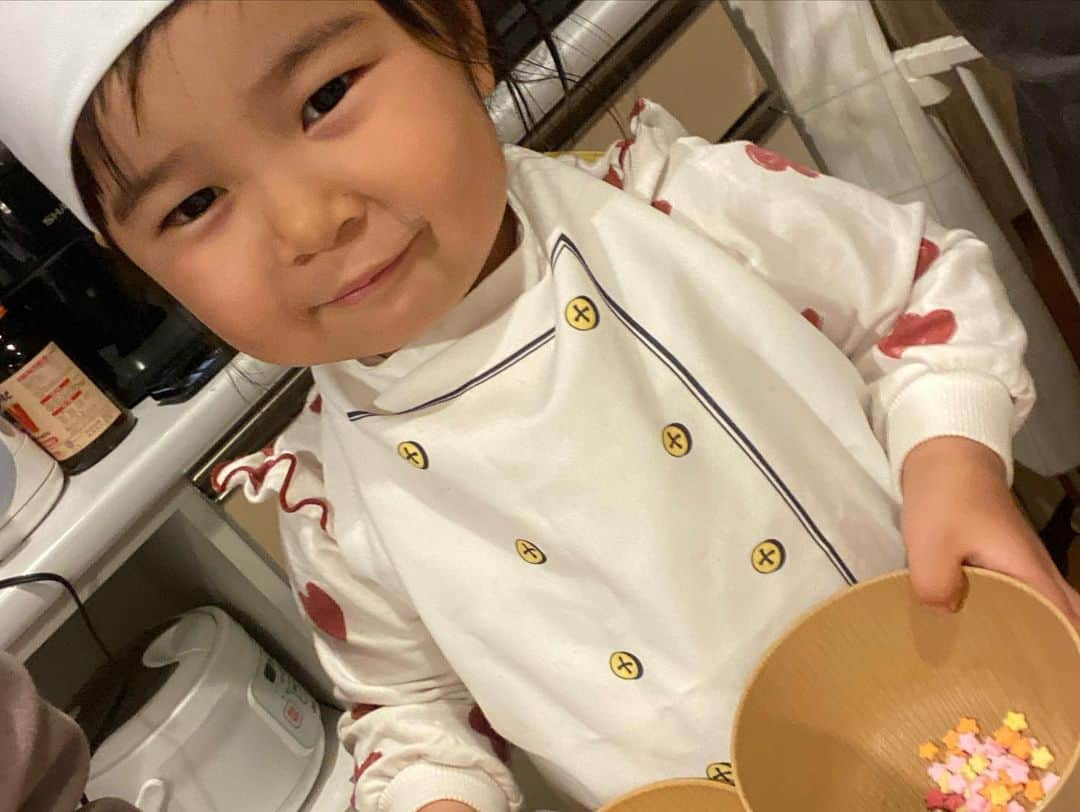 クロさんのインスタグラム写真 - (クロInstagram)「さっちゃんはじめての﻿ お料理体験👩🏽‍🍳💕💕﻿ ﻿ 「バナナケーキ」を作りました🍌﻿ おままごとでしている、卵割りなんかにも挑戦して、とても楽しそうでした！！﻿ ﻿ 夫のピーさん @psan_family  はさっちゃんが脚立から落ちないようにしっかりサポート☺️👏🏽👏🏽﻿ ﻿ さっちゃんの初めてを夫婦二人で堪能させてもらいました〜👏🏽👏🏽嬉しそうで可愛かったな☺️💕﻿ ﻿ お料理好きになってもらって﻿ ご飯作ってもらいたいな〜と母は期待しております笑﻿ ﻿ #生後891日 #2y5m7d #familyphoto #家族写真 #クロピータニ #毎日がスペシャル #愛おしい瞬間 #キッズコーデ #smiling #可愛い #ありがとう #空 #ファッション #コーデ #大好き #tokyo #コーデ #女の子ママ #ママリ#コドモノ #赤ちゃんのいる生活 #子育てあるある #mamagirl #ママカメラ #おやこーで #リンクコーデ #cordinate #親バカ部 #あいのり #ちびクロコーデ #ちびクロdiary」1月21日 18時31分 - kuro_risa