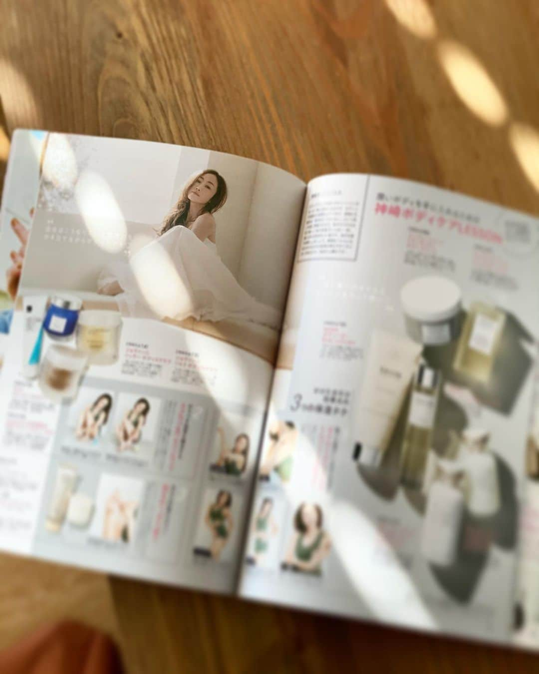 神崎恵さんのインスタグラム写真 - (神崎恵Instagram)「発売中の「MORE」2月号。 スキンケア、ボディケア、ヘアケアの保湿テク特集。 簡単で効果的なケアやアイテムをたくさんご紹介しています。 ぜひ読んでいただけたら嬉しいです😌  @moremagjp  #more #保湿ケア #スキンケア #ボディケア #ヘアケア」1月21日 18時37分 - megumi_kanzaki