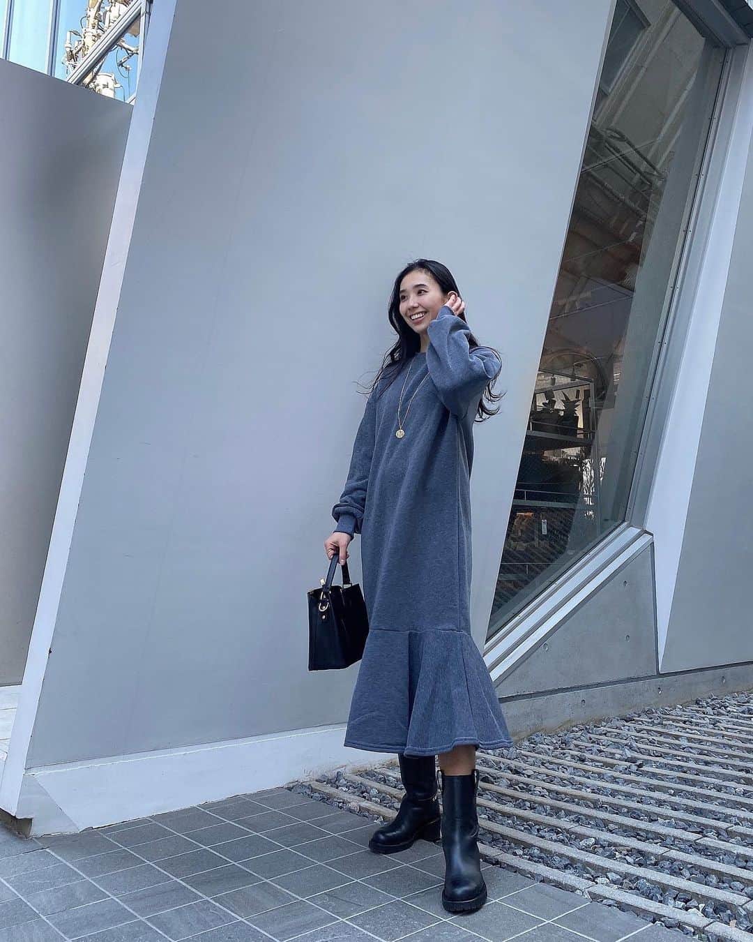 鈴木詩織のインスタグラム：「マーメイドシルエットとあったかスウェットワンピ♡ 裏起毛だから暖かい。 風が強かった日なので髪がぼわーっとなりました🥲  dress / @fifth_store  bag / @editsheen_store  shoes / CHANEL  スウェットワンピって楽ちんだからワンマイルにちょうどいい😉 今日はfifithが60％OFFの日でした！  ﻿ ﻿  #コーデ部#コーデ日記#162cmコーデ#fashion#fifth#fifthtl#160cm以上コーデ#フィフス#冬コーデ#ワンピコーデ#カジュアル#ワントーン#大人カジュアル#裏起毛ソフトスウェットマーメイドワンピース#ワンピース#editsheen#エディットシーン#バッグ#bag#ワンハンドルミニスクエアカラーバッグ」