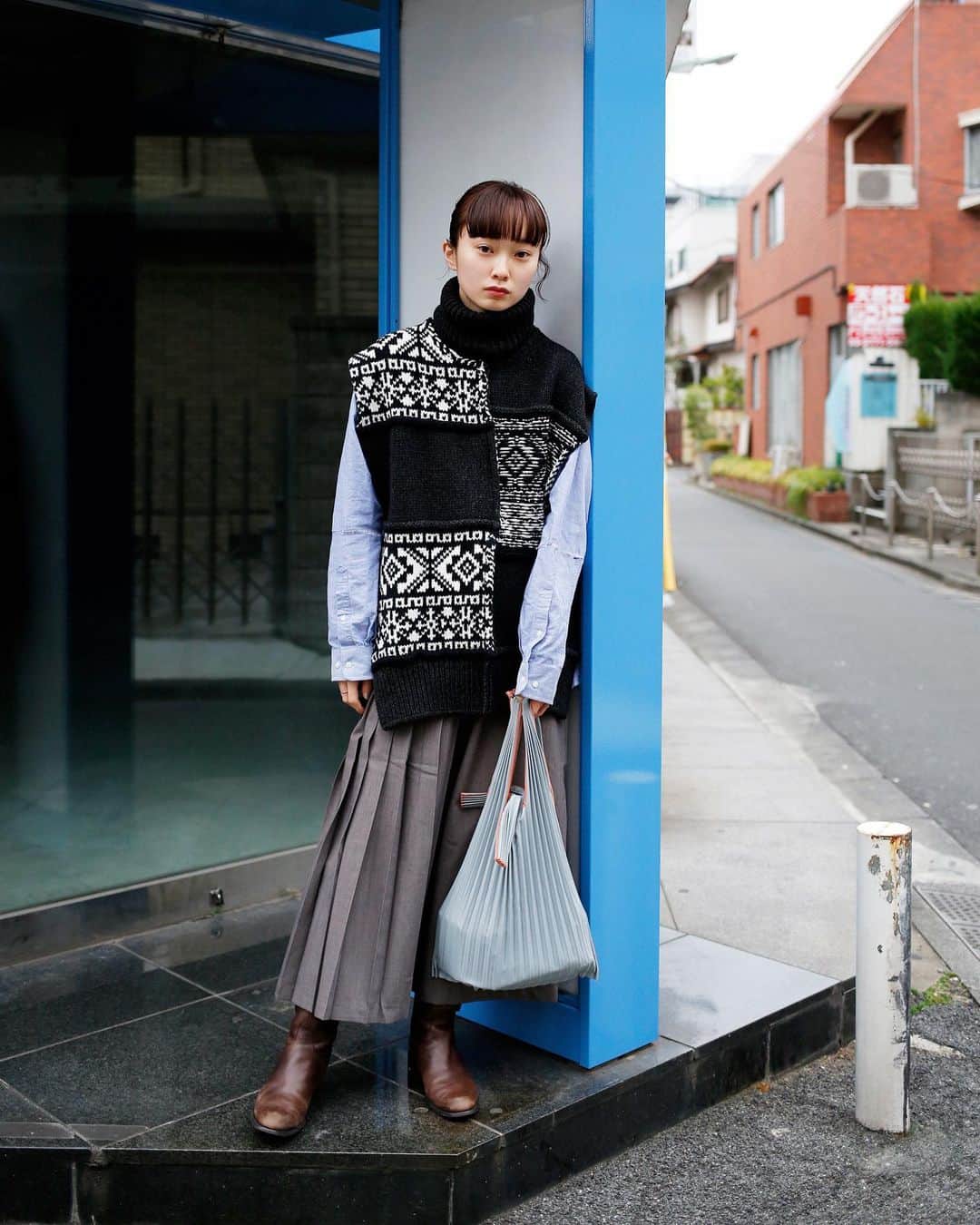のインスタグラム：「TOKYO STREET STYLE⁣⁣ Name: @naixu.mei  Occupation: Model Shirt: #HelloApril Knit: #Name Pants: #byensure #streetstyle#droptokyo#tokyo#japan#streetscene#streetfashion#streetwear#streetculture#fashion#ストリートファッション#コーディネート ⁣⁣ Photography: @abeasamidesu」