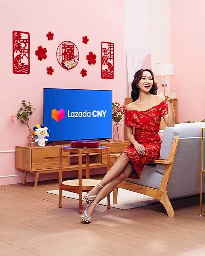 ソニアのインスタグラム：「Swipe to see my biggest fan 🥺♥️ @momma_chew! You’re too cute - I really chuckled so hard when you sent me these photos. It’s your last few days to enjoy incredible CNY deals on @lazada_sg, so make full use of it 💯  You might have seen me pop up on your screens or perhaps caught me staring back at you relentlessly at some MRT stations... so download the @lazada_sg app if you haven’t already and SHOP NOW! 🤣」