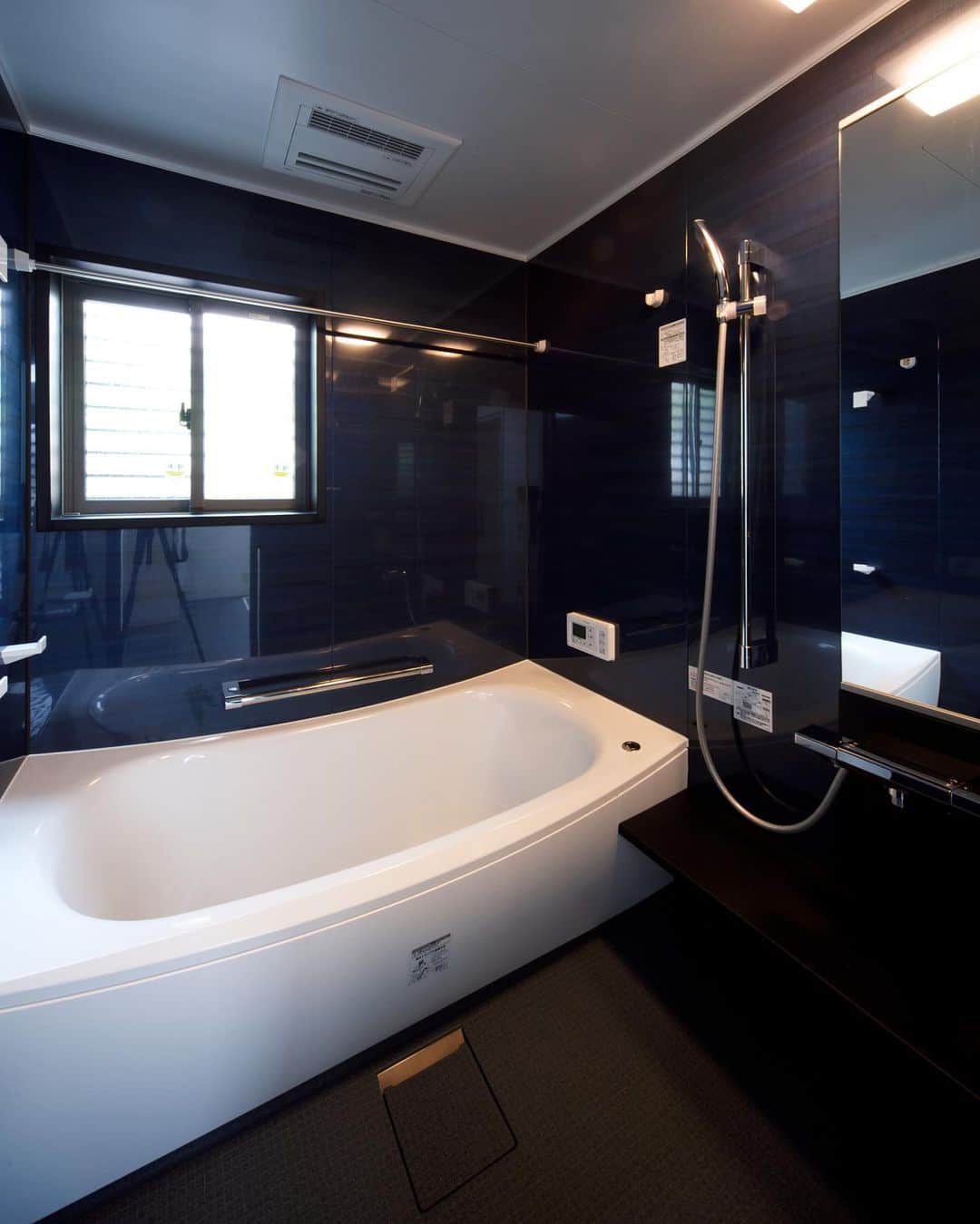 Cozy Homeさんのインスタグラム写真 - (Cozy HomeInstagram)「． 重厚感のあるお風呂。   壁は全面ブラックにしました。かっこいい✨   洗面脱衣室もモノトーンのおしゃれな空間。 たっぷり収納できるのもうれしいですね♪ ．   ＝＝＝＝＝＝＝＝＝＝＝＝＝＝＝＝＝＝＝＝＝＝ 資料請求はコチラ →@cozyhome.wakayama2 ＝＝＝＝＝＝＝＝＝＝＝＝＝＝＝＝＝＝＝＝＝＝＝ 施工写真やイベント情報はプロフィールへ →@cozyhome.wakayama ＝＝＝＝＝＝＝＝＝＝＝＝＝＝＝＝＝＝＝＝＝＝＝ ＊   #浴室 #黒いお風呂 #洗面脱衣室 #洗面室 #洗面室収納 #コージーホームの家 #注文住宅 #cozyhome #新築#home #インテリア #工務店 #暮らし #マイホーム #コージーホーム #注文住宅和歌山 #和歌山市 #interior #家づくり #住宅 #instahouse #マイホーム計画 #施工写真 #見学会 #おしゃれな家 #暮らしを楽しむ家づくり」1月21日 18時38分 - cozyhome.wakayama