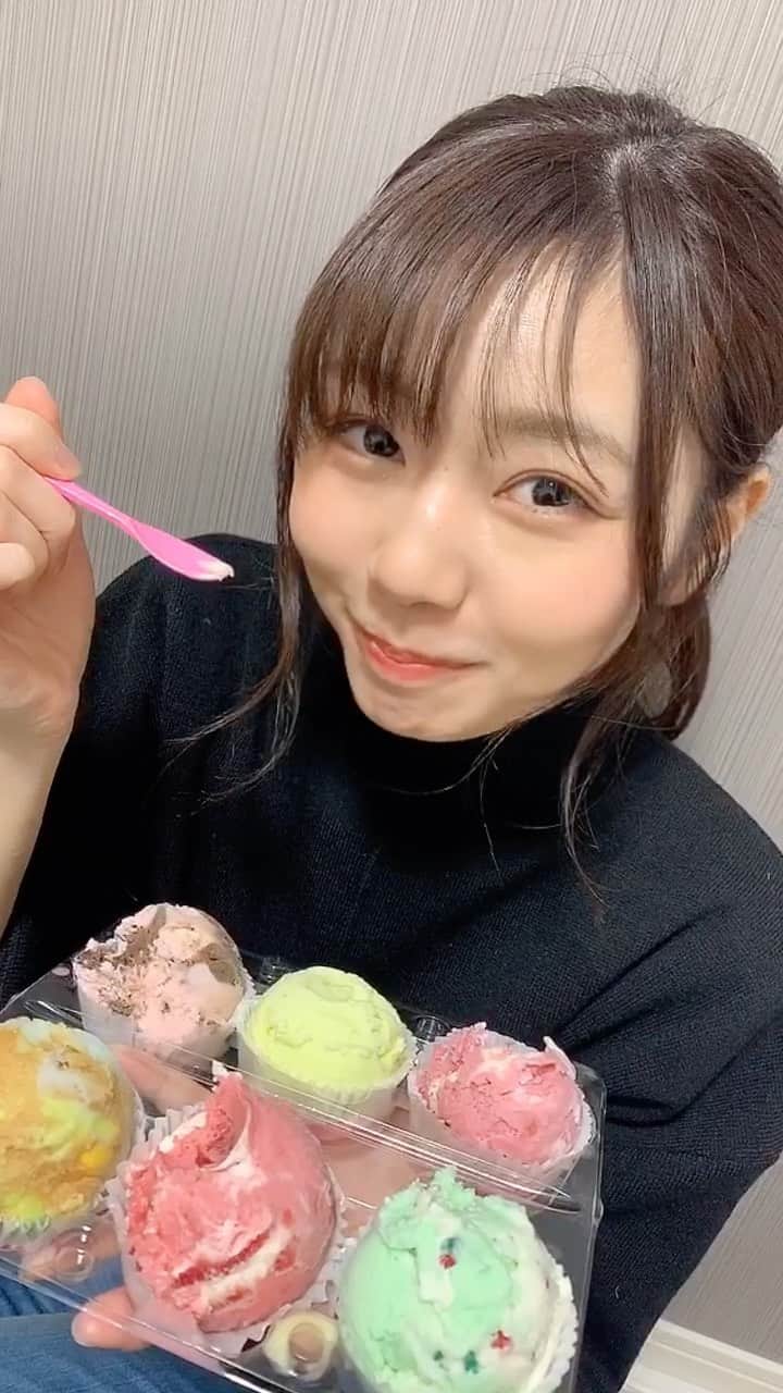 杉浦みずきのインスタグラム：「. 12種類の31アイスクリームを贅沢食べしてみた！！💓 両手いっぱい！幸せ〜〜！☺️ ・ #ポッピングシャワーが好きです #31 #31アイスクリーム #おうち時間」