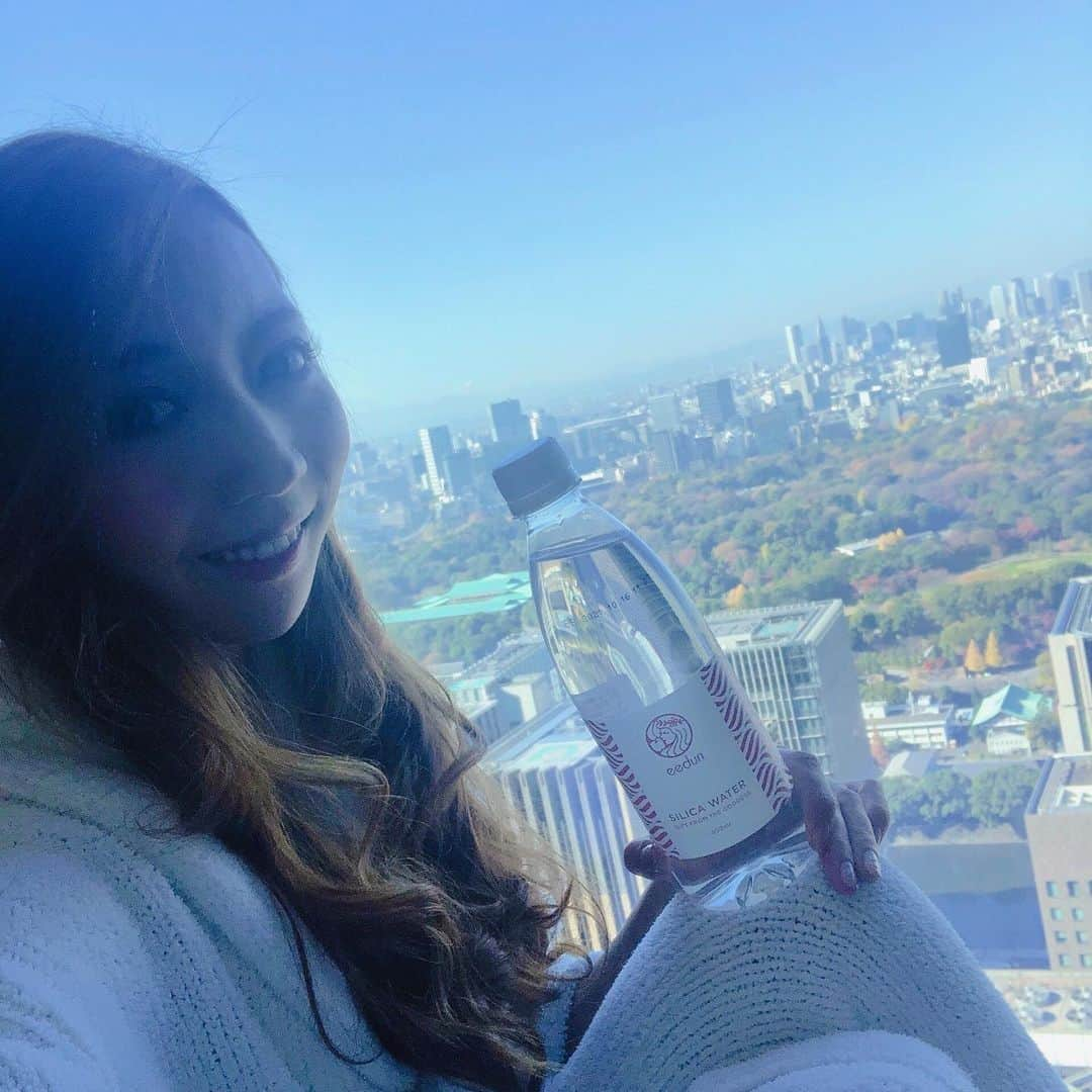 山田優依さんのインスタグラム写真 - (山田優依Instagram)「Bath time care  お家にいる時間が増えたからか心も身体も余裕ができて バスタイムをゆっくりとるように😌  そんな最近の長いバスタイムにも、お風呂上がりにも 去年から飲んでいるeedunのシリカウォーターを  ︎高濃度シリカ含有の超軟水で元々とっても飲みやすいけど 長風呂していると尚更沢山飲めちゃいます  身体か温まる分、水分やミネラルが出ていってしまうけど 加熱殺菌されていないので、ミネラル豊富な シリカウォーターでしっかりミネラルチャージも✨  #PR #eedun #silicawater @eedun」1月21日 18時40分 - yui_gourmetwalker