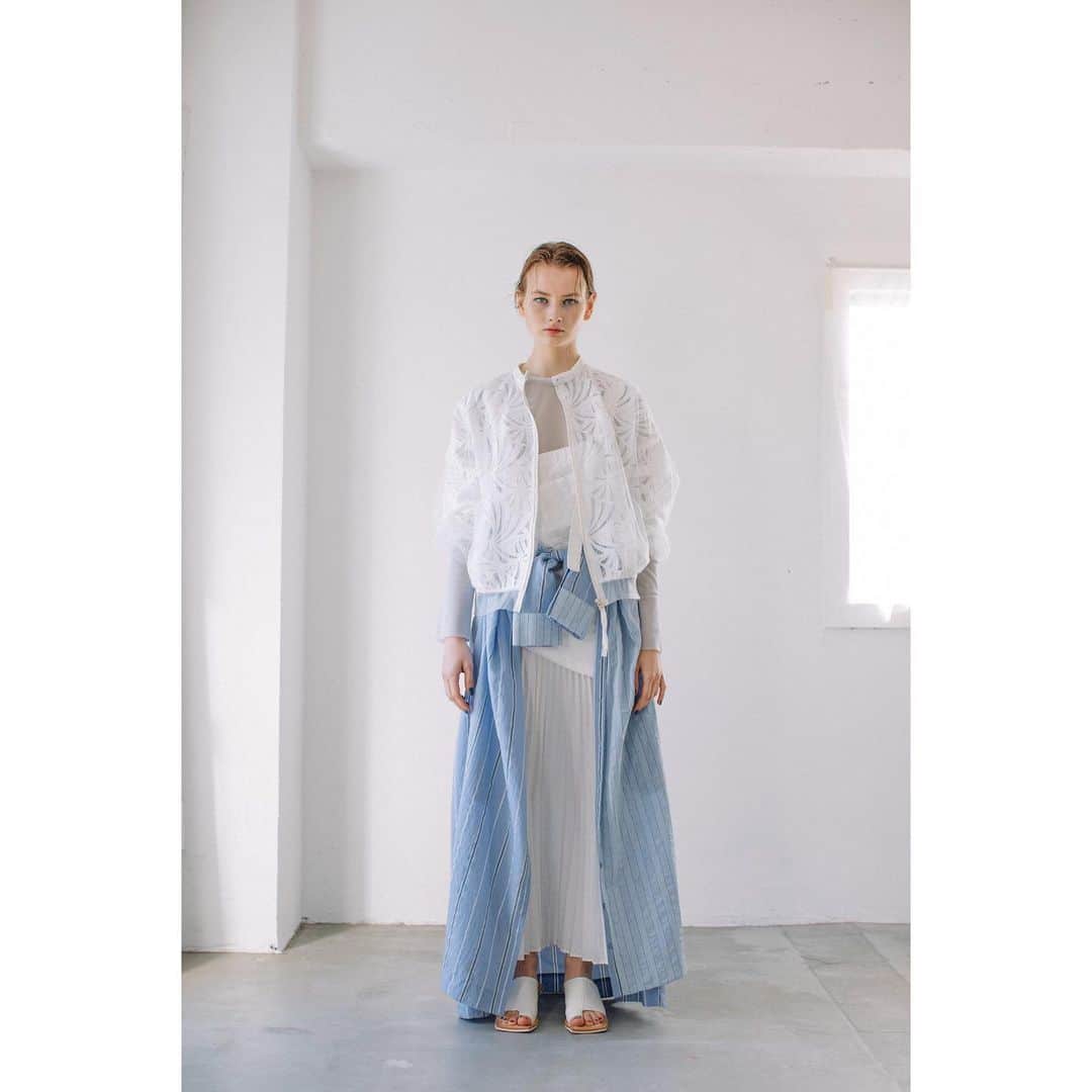のインスタグラム：「【AULA AILA 2021 SS COLLECTION】  TULLE LAYERED LACE BLOUSON	 COLOR: OFF WHITE/BLACK/KHAKI SIZE:0 ¥19,000  STRIPE SHIRT DRESS  COLOR: OFF WHITE/BLUE/NAVY SIZE:0 ¥19,000   TWILL OVERALL REMAKE JUMPER SKIRT OFF WHITE/ BLACK SIZE:0/1 ¥19,000   ✔️OFFICIAL WEB STOREにて先行予約会を開催中！期間中ご予約いただいたお客様に、ポイント20倍をプレゼント！是非この機会にお買い求めくださいませ。」