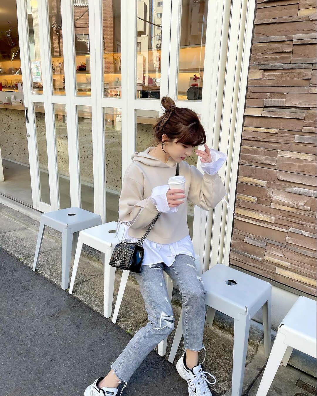 のインスタグラム：「・  撮影帰りにテイクアウト☕️🤍 久しぶりにちゃんとメイクしたら 気分上がったー🥰🌸 たまにはしっかりメイクしないとなと思いました😛❣️ #coordinate  tops#laymee @laymee_official  pants#denham @denhamjapan  bag#chanel @chanelofficial  shoes#newbalance @newbalancelifestyle   #sサイズコーデ #153cmコーデ #おちびコーデ #ママコーデ #sサイズ女子 #30代ファッション #30代コーデ  #おちびの輪 #きょコ #ママライフ #令和2年ベビー #2020年ベビー #女の子ママ」
