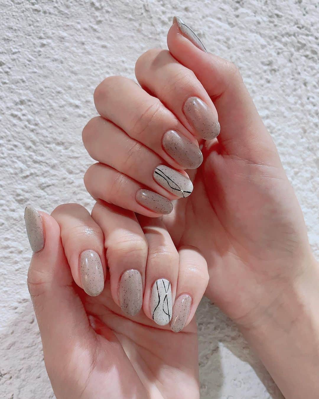 遠藤瞳のインスタグラム：「New nail🤎🤍🖤  #nails」
