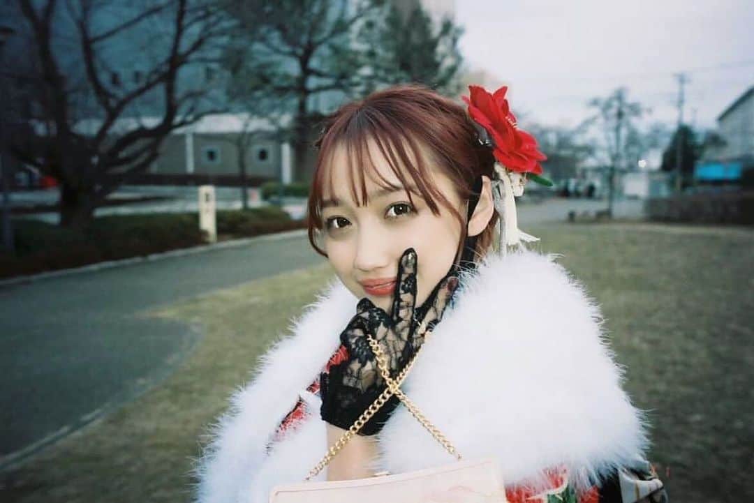 白川れなのインスタグラム：「フィルムカメラ強い📸﻿ ﻿ ﻿ ﻿ ﻿ ﻿ ﻿ ﻿ ﻿ ﻿ ﻿ #ピンクカラー #ピンクベージュ#pink #hairstyle #haircolor # #成人式 #成人式ヘア #振袖 #makeup #美容学生 #メイク #lilac #バンド#portrait #좋아요 #소통 #팔로우 #팔로미 #오오티디 #데일리룩 #패션 #뷰티스타그램 #메이크업 #셀카 #赞 #粉我 #我的最愛 #韓国ヘア」