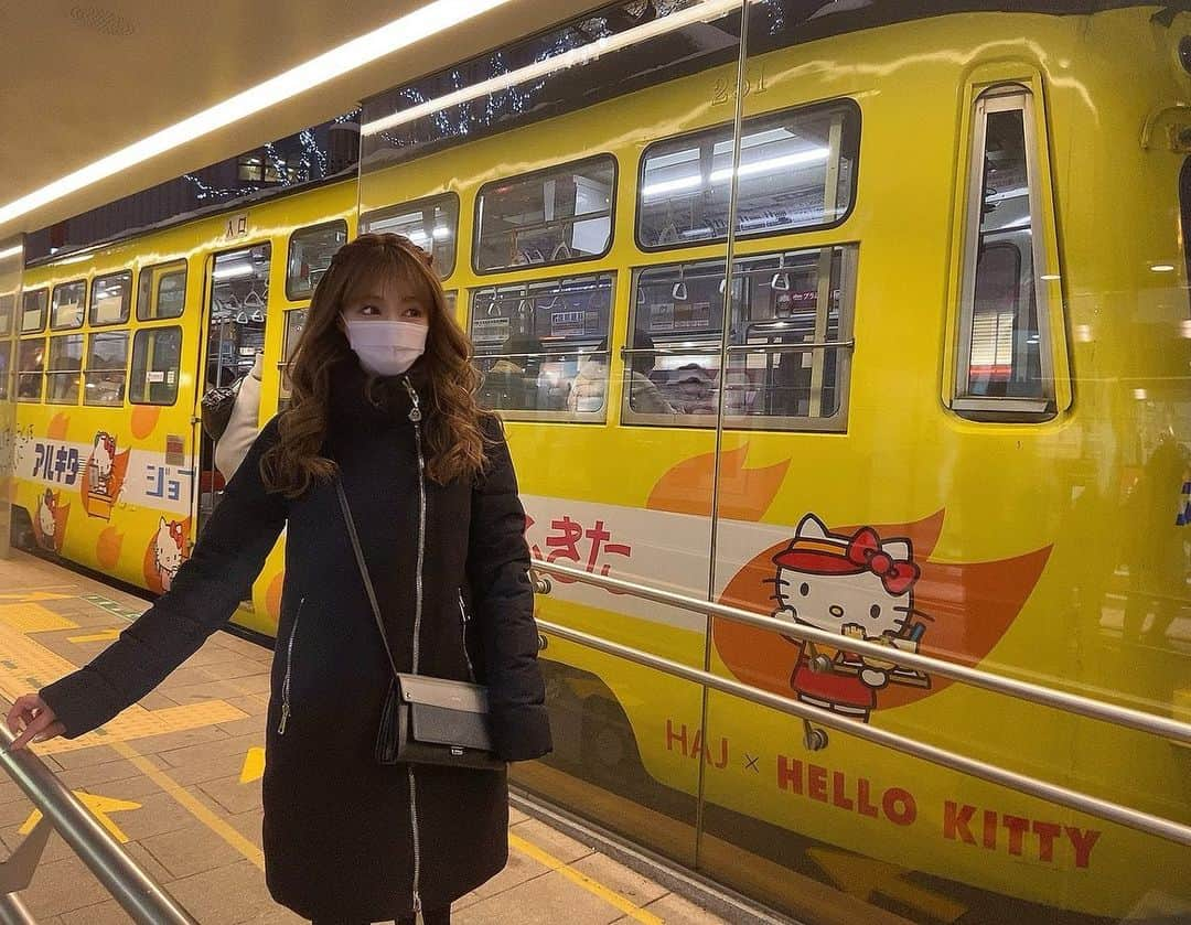 北山美奈さんのインスタグラム写真 - (北山美奈Instagram)「同伴中にキティーちゃんの市電が停まってたので焦って撮ってもらった🤣📸 キティちゃんのは初めてみた😗 ちなみに、市電のこのホームがオシャレすぎて大好きなんです🤍それをこないだお客様に話したら、グッドデザイン賞取ってるんだよと聞いて納得しました😘😘 スレのスクショを貼っときますね🤓 少し古くなって汚れてるのが残念。 皆さん綺麗に使いましょう🤩🤩 社内のデザインだったら、パリの電車とバスもお洒落だったなぁと思いました✨  #札幌#市電#グッドデザイン賞 #gooddesign #キティーちゃん電車」1月21日 18時50分 - rin_minakitayama