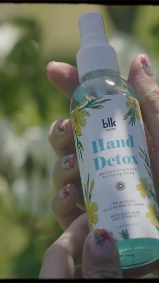 アン・カーティスのインスタグラム：「Last year, I think we all realized that we should never take the sense “touch” for granted ✨   During lockdown we came up with a little something that could help your hands stay clean yet still be gentle to them. 🤍  Meet @blkscentsph hand detox 👏🏽  The most moisturizing hand sanitizer ever 💧 It kills 99.99% of germs while leaving your hands soft & moisturized  Why it’s special: 💦 Made with 70% alcohol that delivers 99.99% of protection 🍃 Formulated with aloe vera and Vitamin E to keep your hands hydrated 🌼 Inspired by our well loved #blkscents Winter and Autumn  🥰 as a thank you to our frontliners who have tirelessly used their hands to selflessly care for others during this trying time, we have pledged to donate to 100 hospitals as a little thank you ✨  Shop online @lazadaph @shopee_ph @zaloraph & our website: www.blkcosmetics.com.ph  Shot by @erwan #thefatkidinsideproductions」