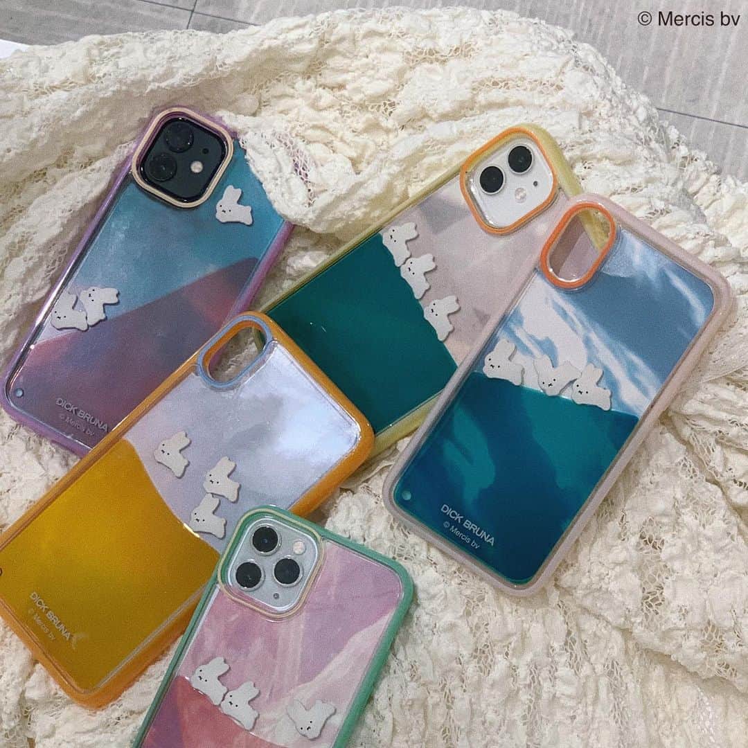 のインスタグラム：「【 LOOK back paper 】 ㅤㅤㅤㅤㅤㅤㅤㅤㅤㅤㅤㅤㅤ ぷかぷかうさぎ iPhone case LOOK back paper を、 official HP にて配布中！  今回は5パターンを配布しております♡ 配布素材は2枚目をご覧下さい。 ㅤㅤㅤㅤㅤㅤㅤㅤㅤㅤㅤㅤㅤ ストーリーのハイライトから ⇨ @merryjenny_instagram  ぜひcheckして下さいね ❤︎ ㅤㅤㅤㅤㅤㅤㅤㅤㅤㅤㅤㅤㅤ ㅤㅤㅤㅤㅤㅤㅤㅤㅤㅤㅤㅤㅤ ◯ ぷかぷかうさぎiPhone case ¥4,950 (tax in) ㅤㅤㅤㅤㅤㅤㅤㅤㅤㅤㅤㅤㅤ 【mint】iPhone 11pro 【orange】 iPhone XsMax 【yellow】 iPhone XR 【pink】 iPhone X/Xs 【lavender】 iPhone 12 ㅤㅤㅤㅤㅤㅤㅤㅤㅤㅤㅤㅤㅤ 〇 dick bruna × merry jenny 〇 special collaboration item ! ㅤㅤㅤㅤㅤㅤㅤㅤㅤㅤㅤㅤㅤ 大人気の ぷかぷかiPhoneケースから、 new color & new sizeが登場です。 ㅤㅤㅤㅤㅤㅤㅤㅤㅤㅤㅤㅤㅤ ぷかぷか、 波に乗る うさぎさんたち。 ㅤㅤㅤㅤㅤㅤㅤㅤㅤㅤㅤㅤㅤ ゆる～く、愛らしく、 思わず きゅん、としてしまうitemです。 ㅤㅤㅤㅤㅤㅤㅤㅤㅤㅤㅤㅤㅤ ㅤㅤㅤㅤㅤㅤㅤㅤㅤㅤㅤㅤㅤ #merryjenny #メリージェニー  #2020aw #winter #surrealisme」