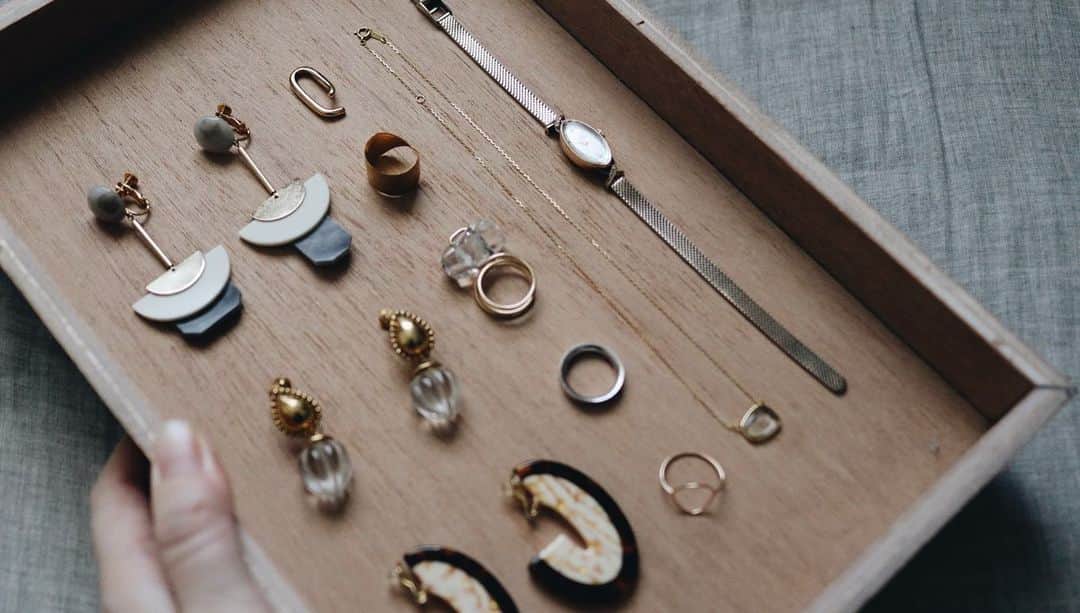 naoko tawaraさんのインスタグラム写真 - (naoko tawaraInstagram)「NEW DOMAINのPlywood Tray。 どう使おうかなーと、いろいろ試行錯誤中。 普段よく使うものをあつめてみたり、アクセサリーを並べてみたり。 トレイに一緒に置いてるAjoyのWoods Boxには娘のヘアゴムがはいってますw そんなに几帳面ではないので、普段雑然と置いていたものが整うと、心地いいな。 これはMサイズだけど、サイズ展開もいろいろあって、値段が手に取りやすく揃えたくなるのも魅力的。  服部さんが料理にとはなしていたけど、そんな使い方もよさそう。 あと、お花を生ける時に道具おいたり、お花並べたりもしてみたい。  今、blankでこちらのTrayは絶賛制作中。 展示も今週末までなので、ぜひお近くにお越しの際はお立ち寄りください。  NEW DOMAIN Exhibition  "Space,Time,Object"  日程 / 2020年12月23日（水） - 2021年1月24日（日） 時間 / 11:00 - 18:00  場所 / blank（梅小路ポテル京都2F・〒600-8835 京都府京都市下京区観喜寺町15） お問い合わせ / contact@blank-store.jp ※梅小路ポテル京都　新型コロナウィルス対策に取り組んでおります。 https://www.potel.jp/kyoto/information/41/ ご協力をお願いいたします。  blank ※December 23, 2020 OPEN Creative Direction：Subaru Matsukura Art Direction ：Nagao Takahiro / NEW DOMAIN Space Design：Kohei Kawashima, Natsumi Higashi / NEW DOMAIN  Curator：Subaru Matsukura, Naoko Tawara」1月21日 18時56分 - noknok705